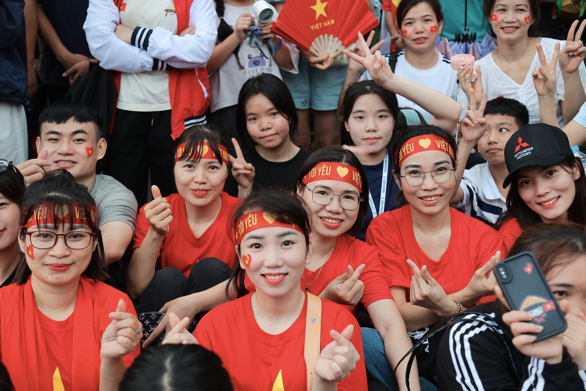 Những lớp người trẻ, mang trong mình tình yêu nước nồng cháy và niềm tự hào dân tộc, đã hòa vào dòng người đông đúc, góp phần tạo nên bầu không khí sôi nổi, chan chứa khát vọng cống hiến cho Tổ quốc.