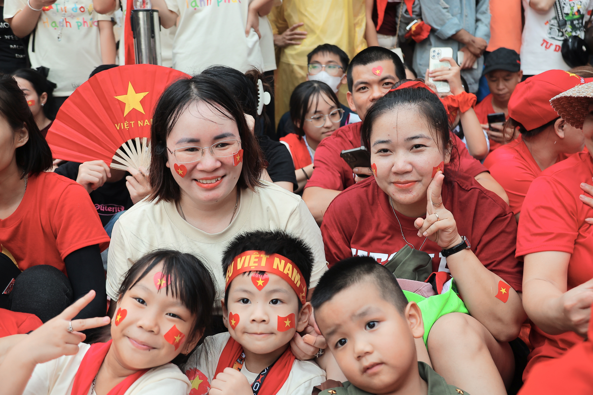 Trên tay mỗi người dân luôn hiện hữu lá cờ đỏ sao vàng, chiếc điện thoại hay máy ảnh để kịp ghi lại những khoảnh khắc đặc biệt. Hình ảnh người lớn già dắt theo cháu nhỏ, hay từng nhóm thanh niên say mê dõi mắt theo đội hình binh lính bước đều trên nền nhạc quân hành hùng tráng đã tạo nên bức tranh sinh động, chan chứa niềm tự hào dân tộc và sự háo hức chờ đón ngày lễ trọng đại.
