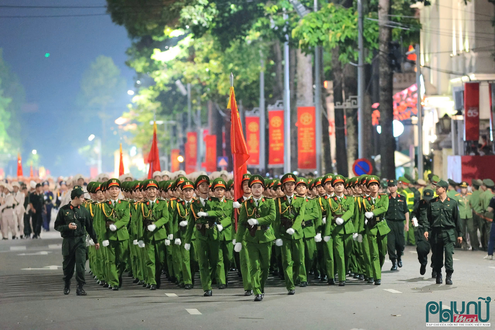 Tiến qua lễ đài là các khối Công an nhân dân Việt Nam