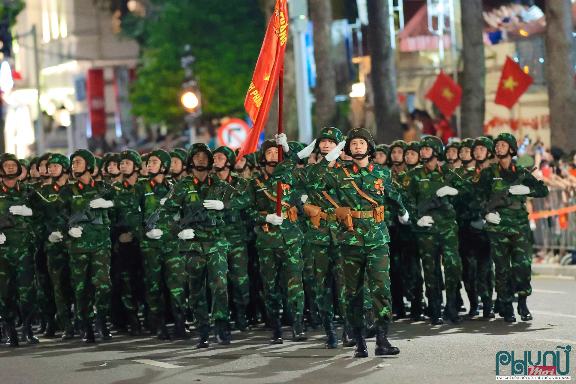 Sau khi đi qua lễ đài tại Quảng trường Ba Đình, các khối diễu binh, diễu hành chia thành nhiều hướng, đi qua các tuyến phố trung tâm TP Hà Nội.