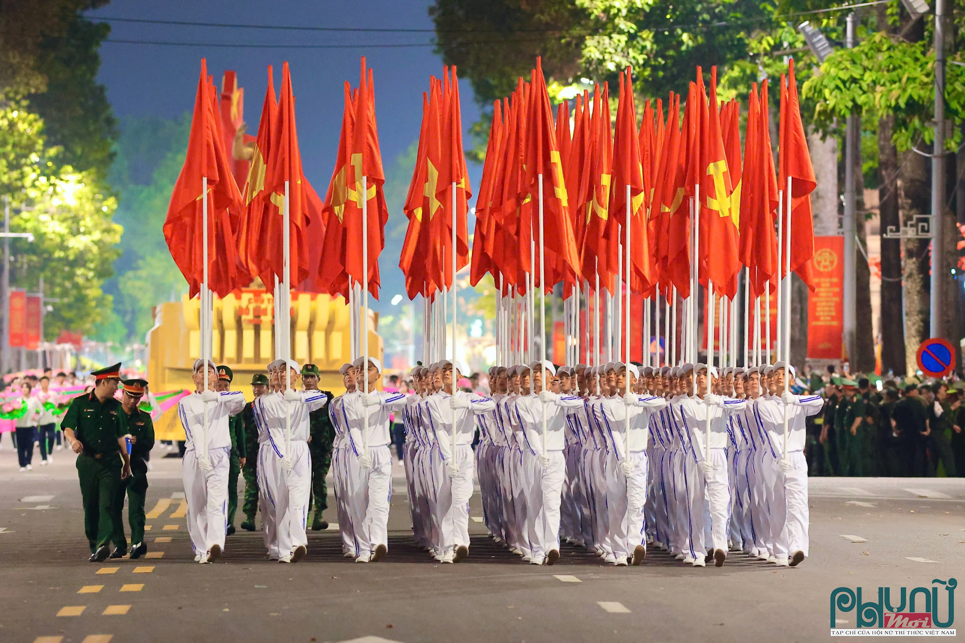 Khối Cờ Đảng, cờ Tổ quốc diễu binh đi qua lễ đài