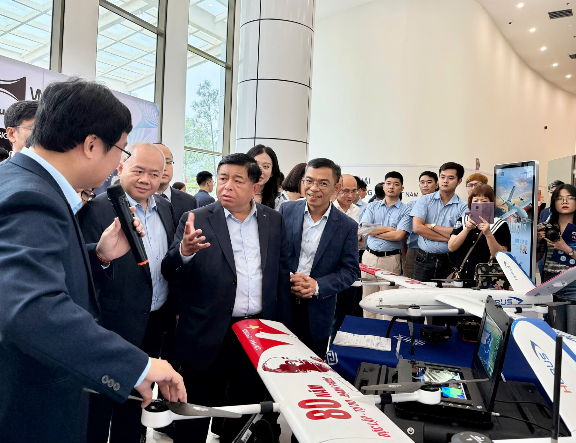 Phó Thủ tướng Nguyễn Chí Dũng thăm trưng bày một số sản phẩm công nghệ. Ảnh: VGP