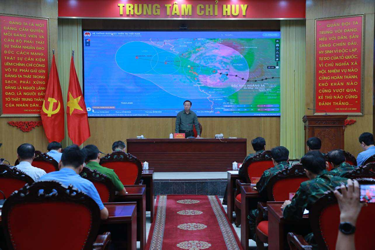 Phó Thủ tướng Trần Hồng Hà họp Ban Chỉ đạo tiền phương về ứng phó bão số 5 (bão Kajiki). Ảnh: VGP
