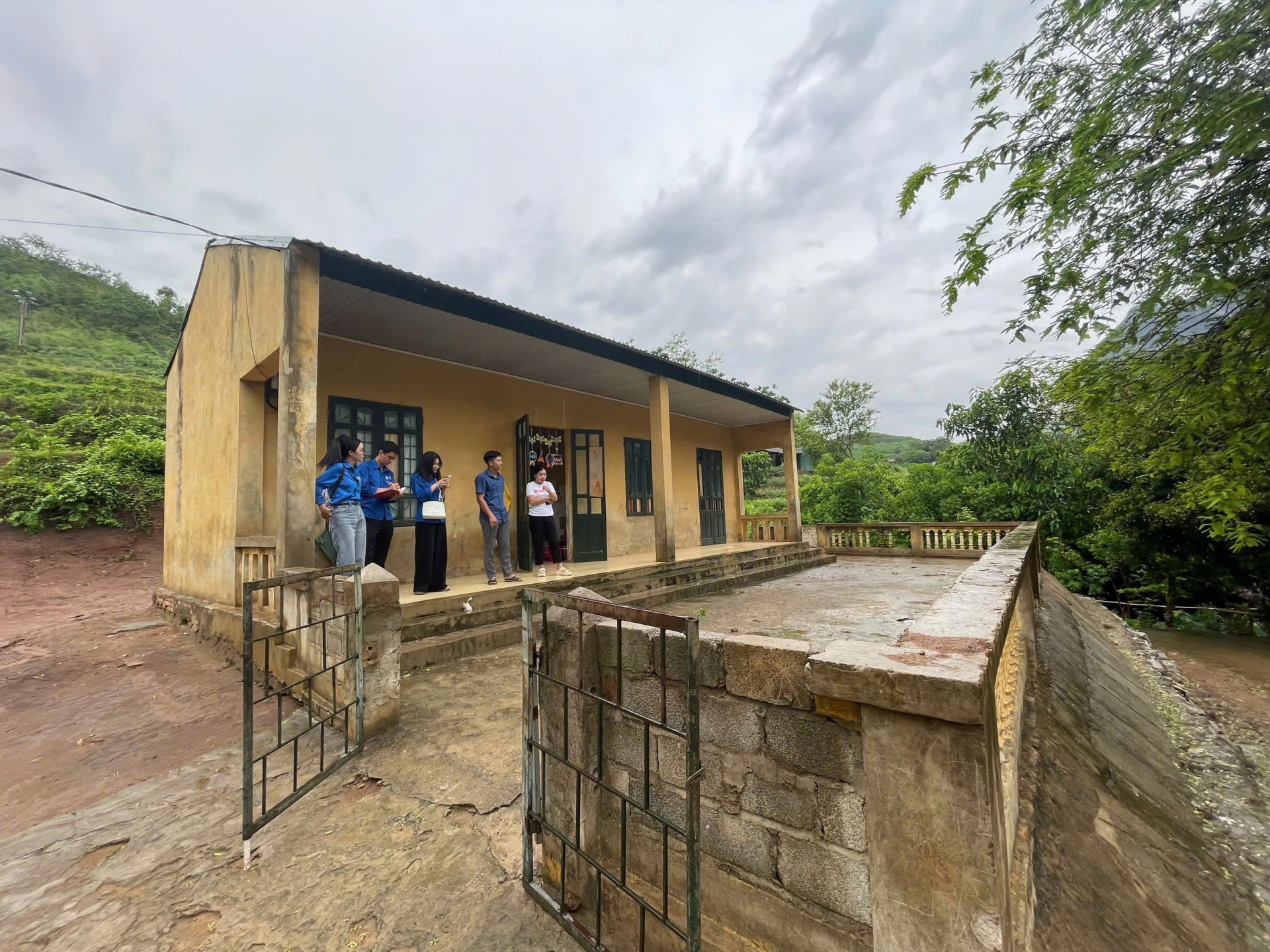 Thuộc trường mầm non Tam Chung, điểm trường Pom Khuông trước đây có không gian học tập hạn chế, cơ sở vật chất thiếu thốn nhất khu vực xã, thậm chí thiếu nước sinh hoạt, khiến hành trình lên lớp của cô trò thêm phần gian khó.