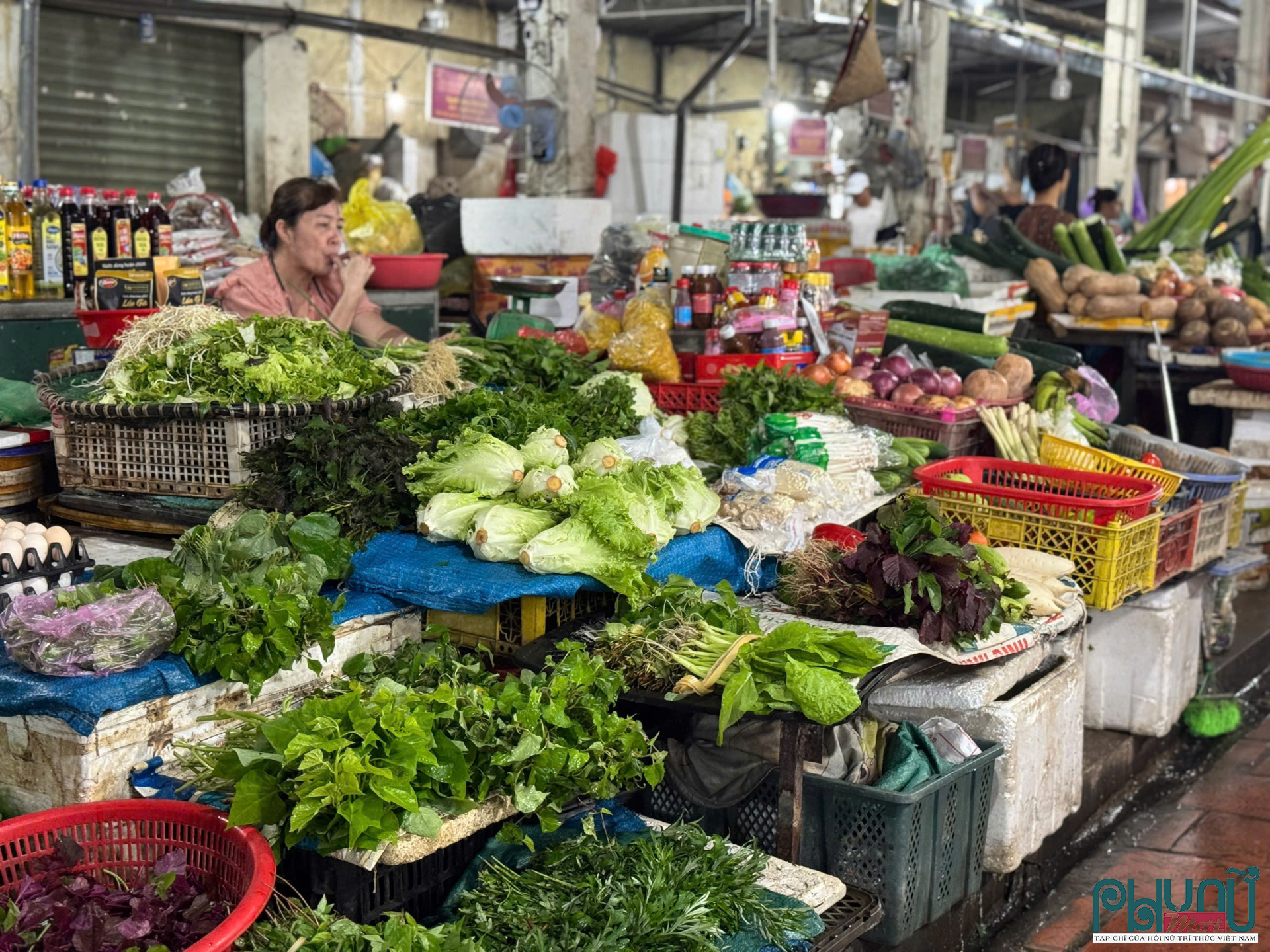 Đại diện Ban quản lý chợ Đức Giang, cho biết: “Ban quản lý đã yêu cầu các đầu mối bình ổn giá, không để xảy ra tình trạng lợi dụng thiên tai để tăng giá quá cao. Tuy nhiên, vì nguồn cung giảm, giá vẫn sẽ neo cao trong vài ngày tới, trước khi các tỉnh khắc phục sản xuất”.