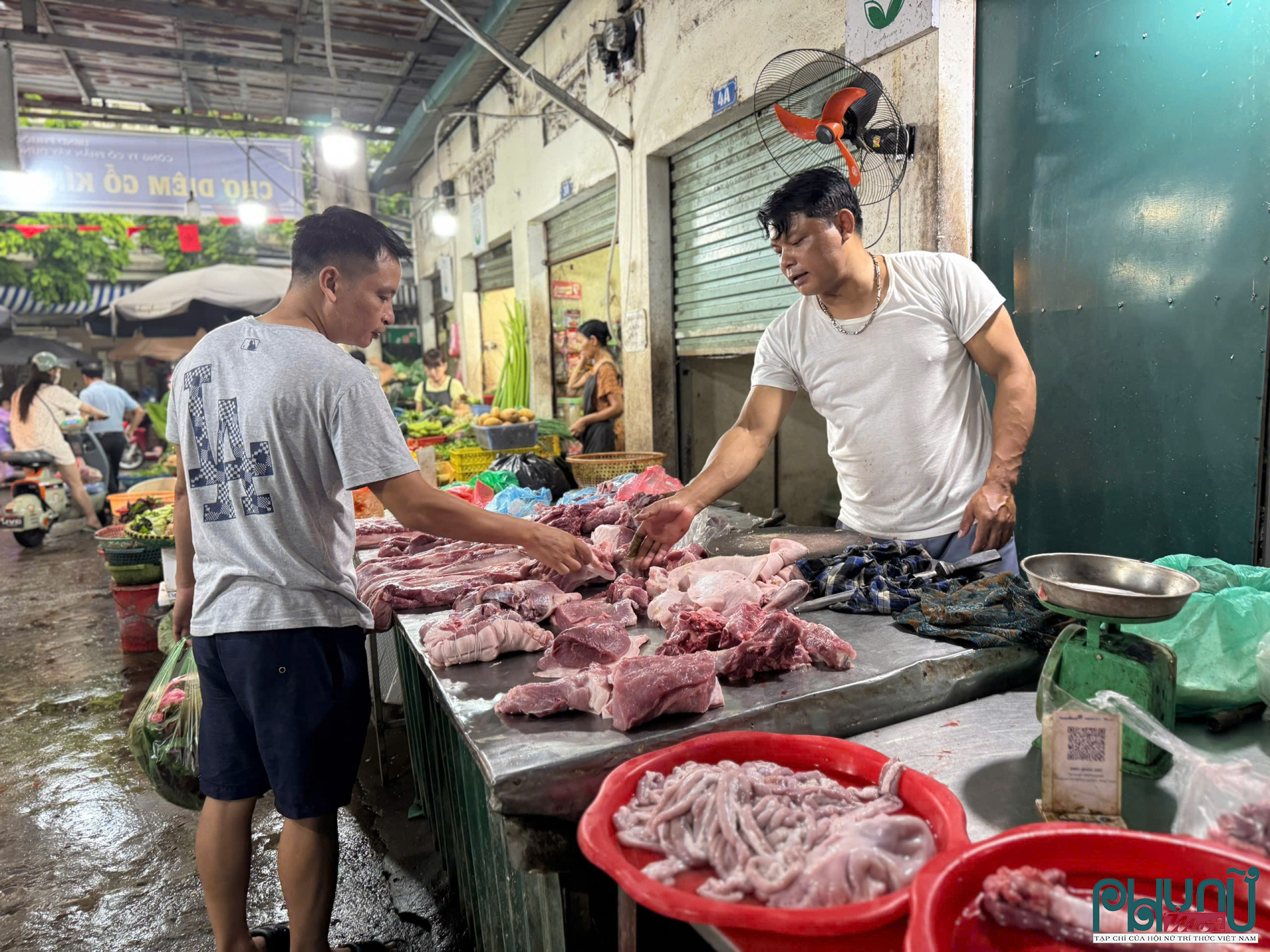 Ngoài rau củ, thủy hải sản và thịt lợn cũng bắt đầu tăng giá. 