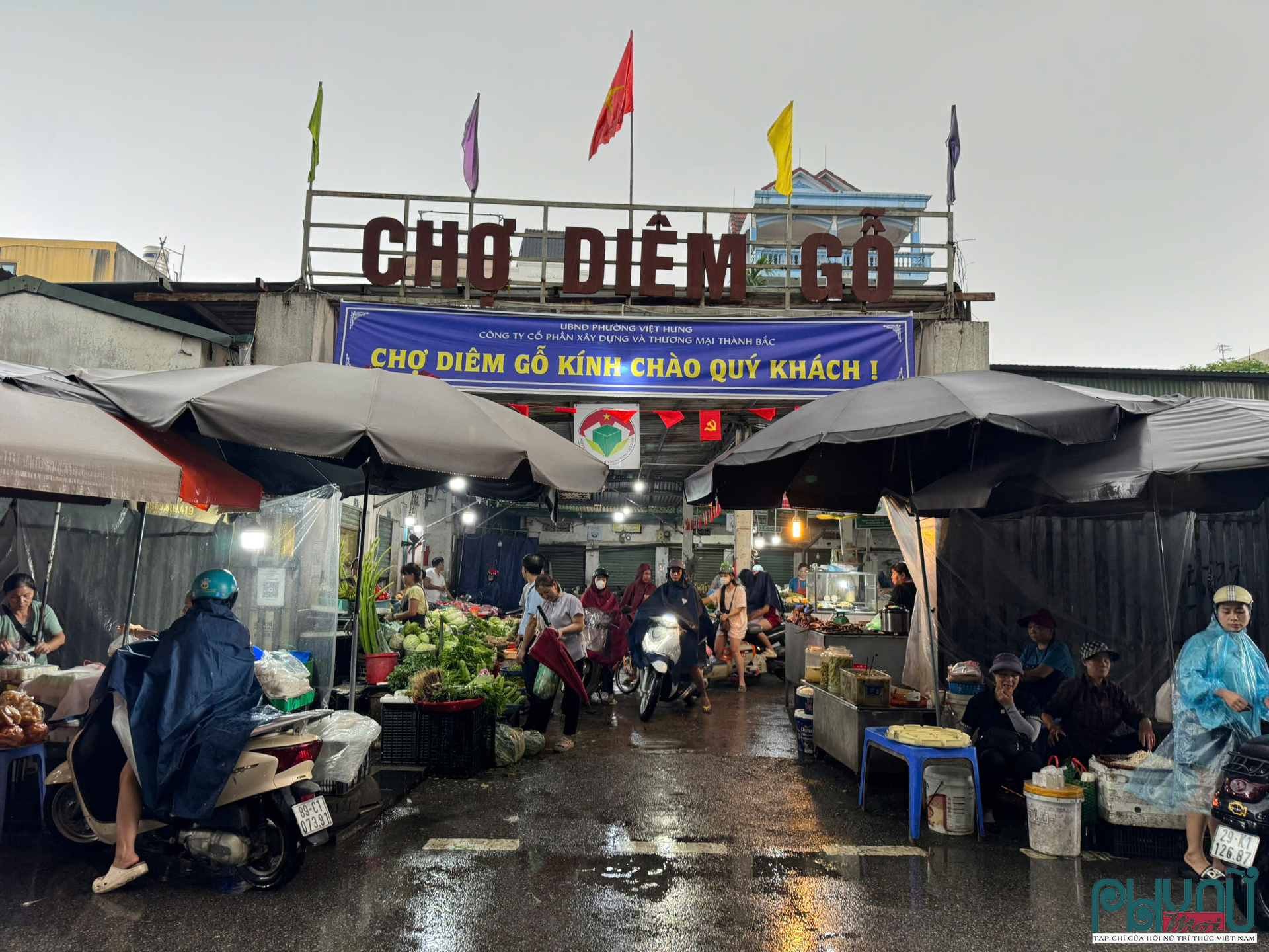 Ghi nhận tại khu vực chợ Diêm Gỗ, Đức Giang, Long Biên, Hà Nội, một trong những chợ đầu mối lớn của Long Biên, vốn nhộn nhịp từ tờ mờ sáng, nay lại trầm lắng hơn thường lệ. 