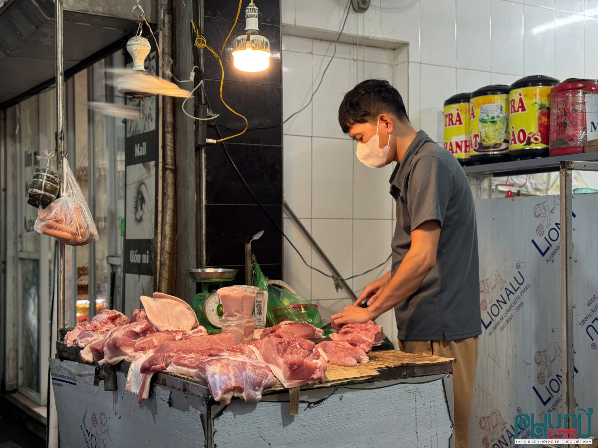 Tiểu thương lý giải do việc vận chuyển khó khăn, cộng với nhu cầu tăng cao sau bão khi người dân tích trữ thực phẩm.