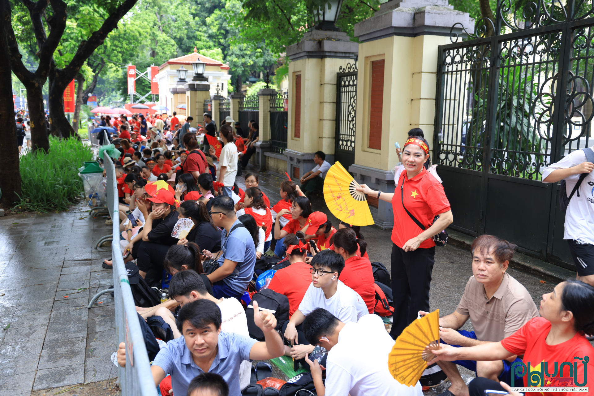 Càng về chiều dòng người càng lúc càng đông, phủ kín nhiều vỉa hè và ngả đường quanh quảng trường
