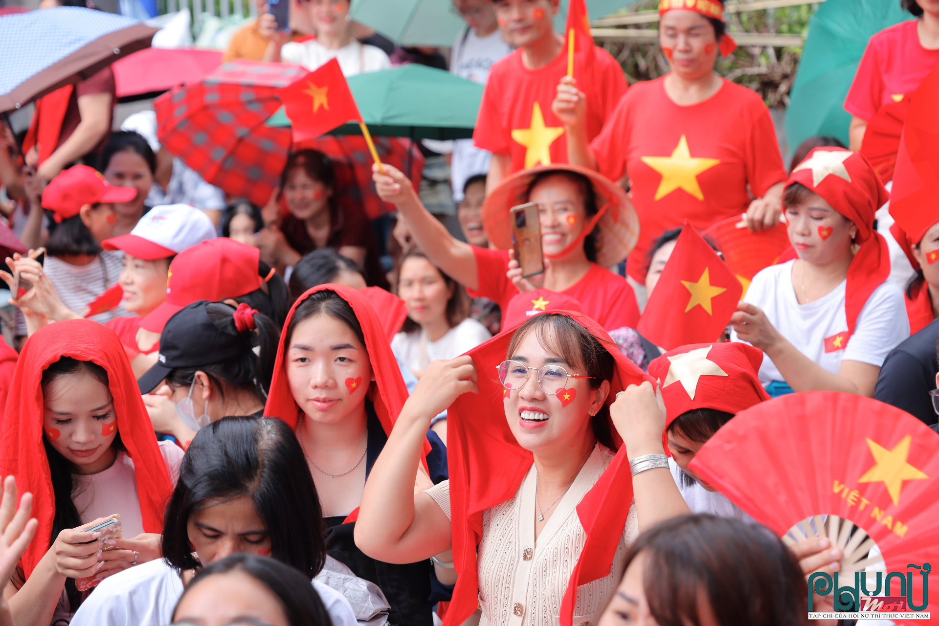 Màu đỏ của cờ Tổ quốc, sắc vàng của ngôi sao năm cánh và những nụ cười rạng rỡ tạo nên không khí sôi nổi, trang trọng nhưng cũng gần gũi, thân tình.