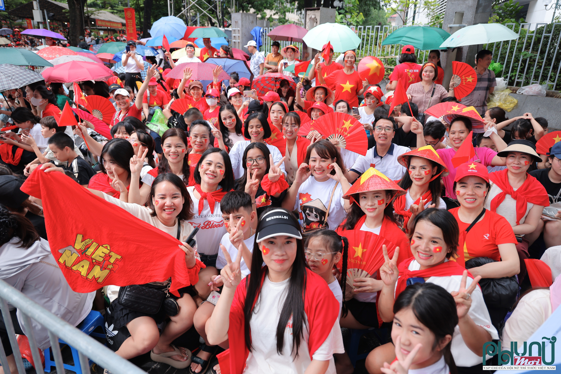 Không khí chờ đợi dọc các tuyến phố mang màu sắc lễ hội. Nhiều nhóm thanh niên mang theo cờ Tổ quốc, trống nhỏ để cổ vũ. 
