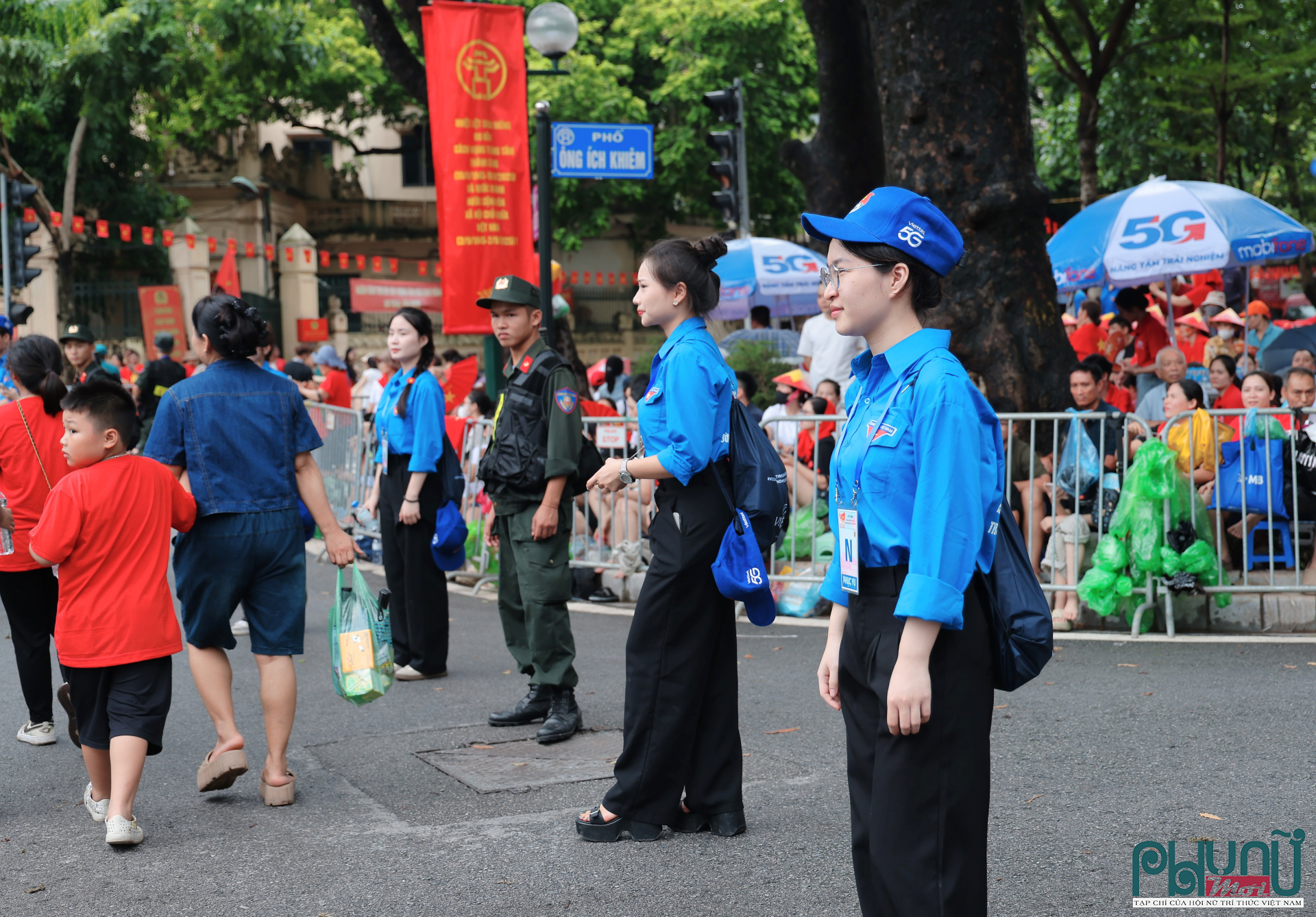 Lực lượng thanh niên tình nguyện cũng góp phần tạo nên điểm nhấn đáng chú ý trong buổi sơ duyệt. Dọc các tuyến đường quanh Quảng trường Ba Đình, hàng trăm bạn trẻ mặc áo xanh tình nguyện được bố trí theo từng nhóm nhỏ, tay cầm loa cầm tay hoặc bảng chỉ dẫn. Họ nhiệt tình hướng dẫn người dân tìm chỗ đứng an toàn, nhắc nhở giữ trật tự, đồng thời hỗ trợ người già, trẻ nhỏ khi di chuyển qua những đoạn đông đúc.