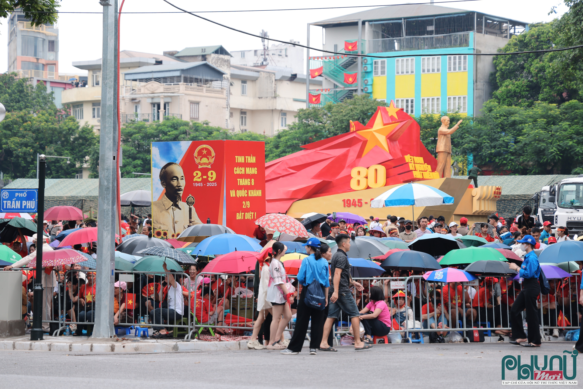 Với người dân Thủ đô, đặc biệt là thế hệ trẻ, sự kiện này không chỉ là cơ hội được tận mắt chứng kiến những khối diễu binh hùng tráng, mà còn là bài học trực quan về truyền thống lịch sử và tinh thần đoàn kết dân tộc.Kỳ vọng vào ngày hội lớn của dân tộc.