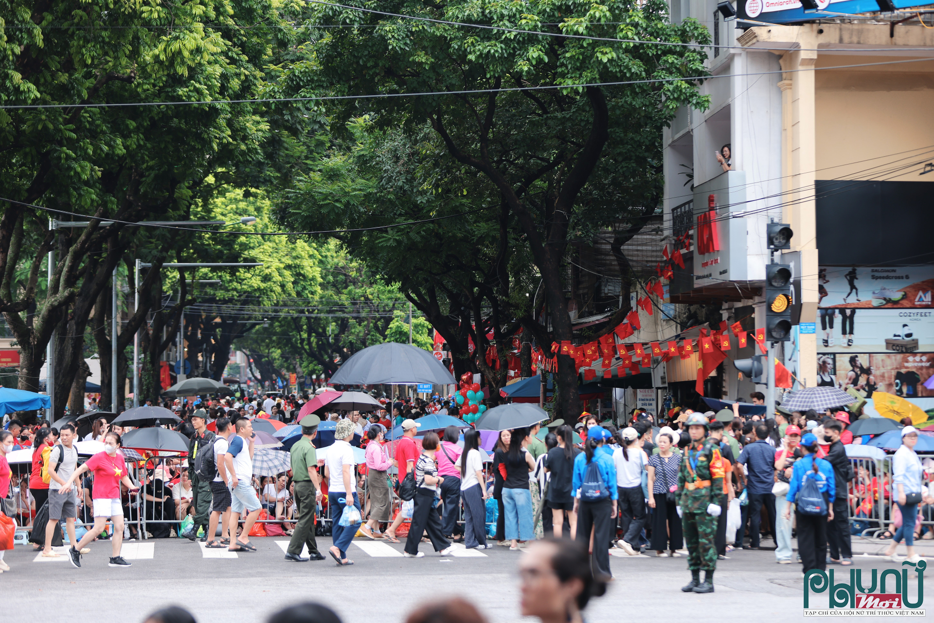 Trước lượng người đổ về đông, lực lượng công an, cảnh sát giao thông và dân phòng đã được bố trí dày đặc tại các chốt. Các tuyến phố được phân luồng rõ ràng, đảm bảo khu vực gần Quảng trường Ba Đình dành cho đội hình duyệt binh không bị lấn chiếm.
