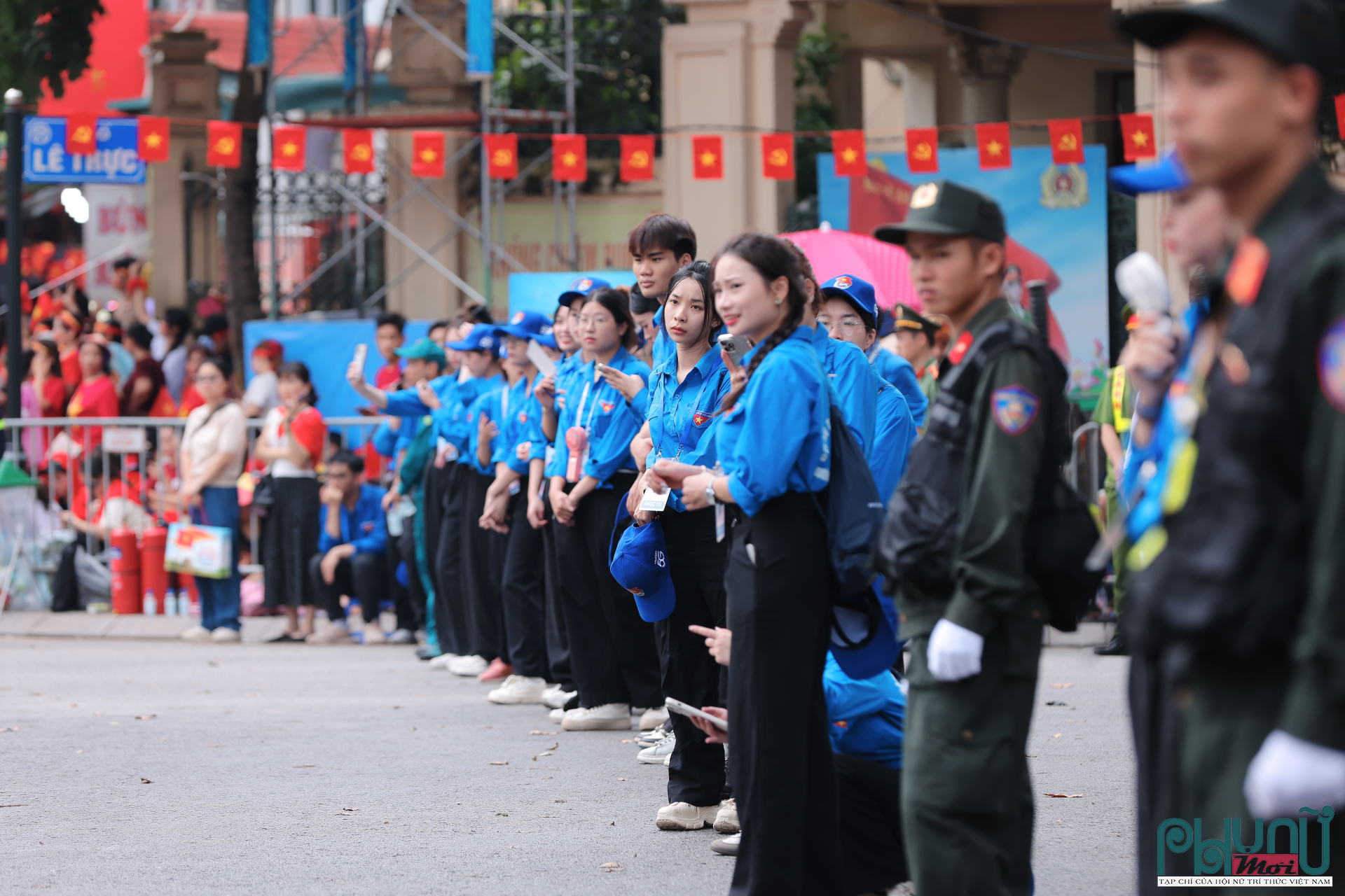 Các tình nguyện viên xếp hàng ngay ngắn làm nhiệm vụ ở khu vực ngã tư Lê Trực - Trần phú