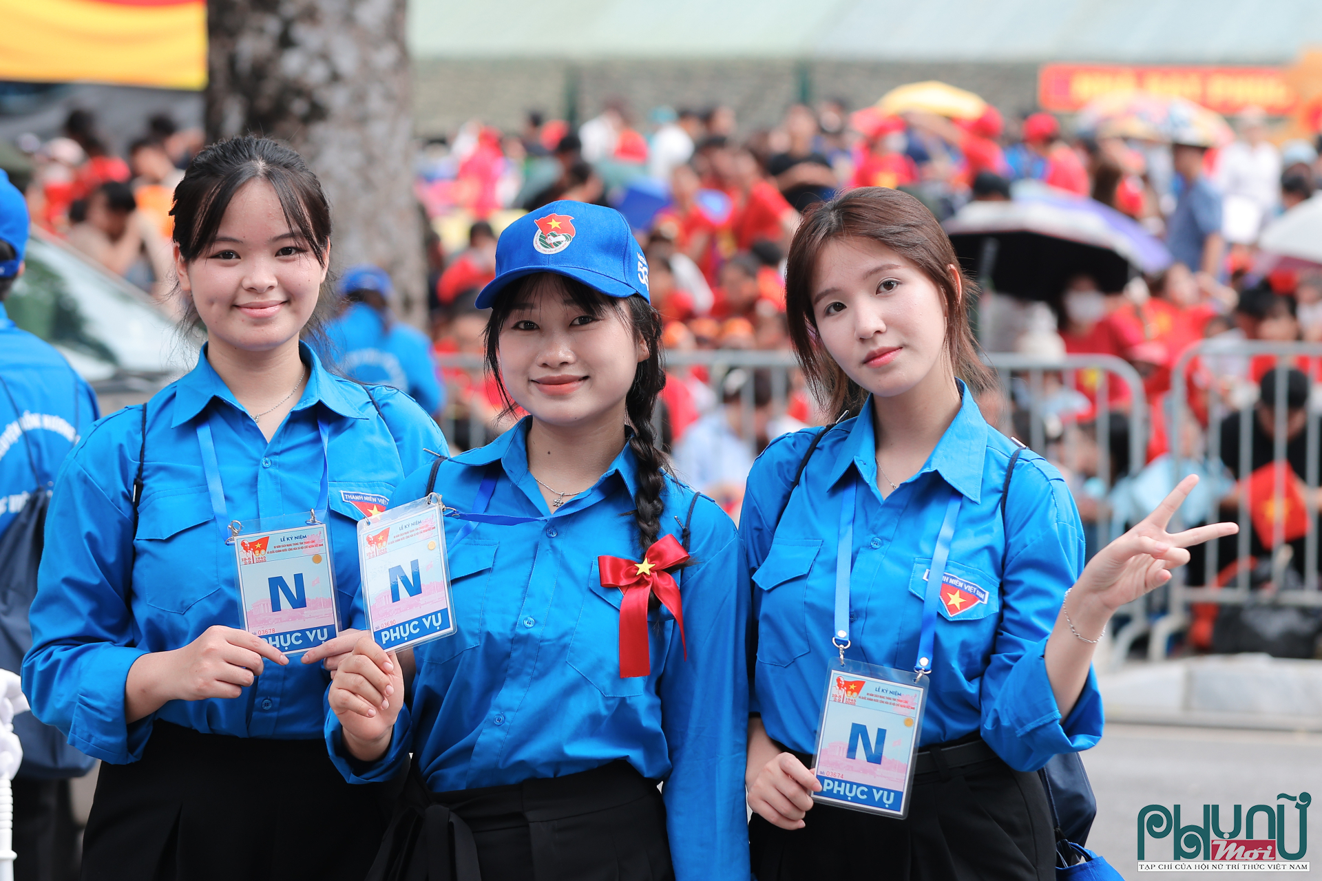 Yến Chi đừng bên tay phải cùng các tình nguyện viên làm nhiệm vụ