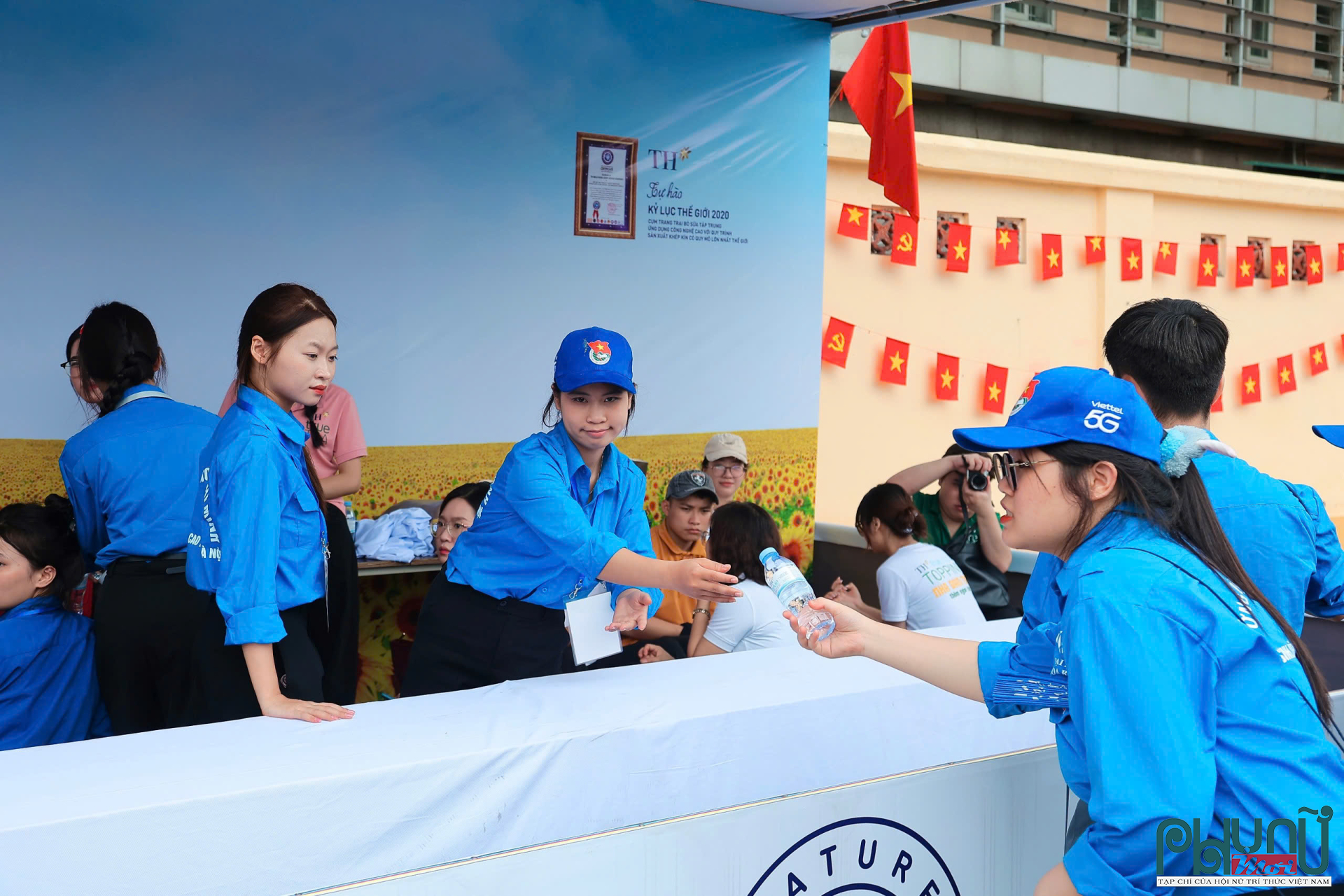 các tình nguyện viên phát nước, sữa, bánh miễn phí cho người dân.