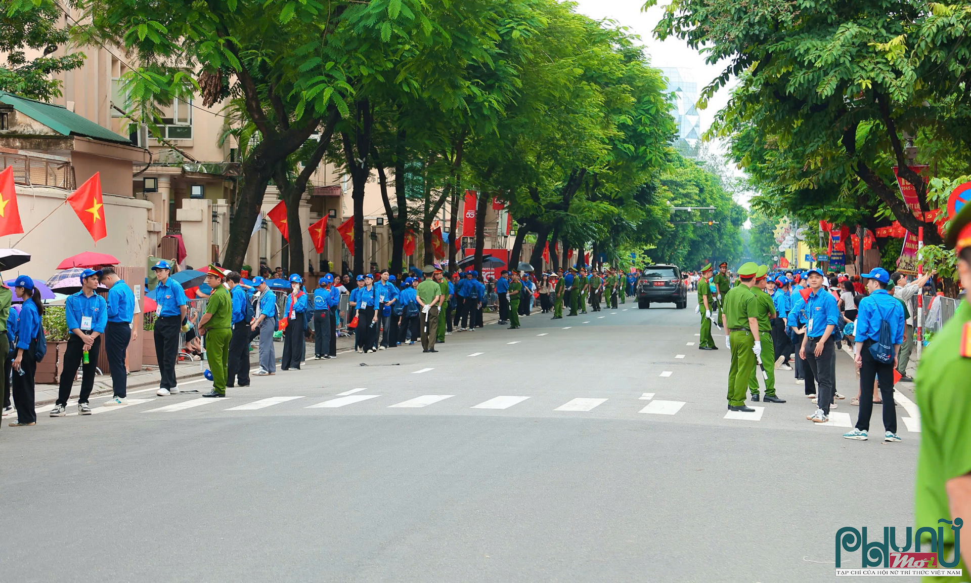 Hàng nghìn bạn tình nguyện viên các trường Đại học tại Hà Nội phục vụ nhiệm vụ A80 tại tuyến đường Nguyễn Thái Học kéo dài.