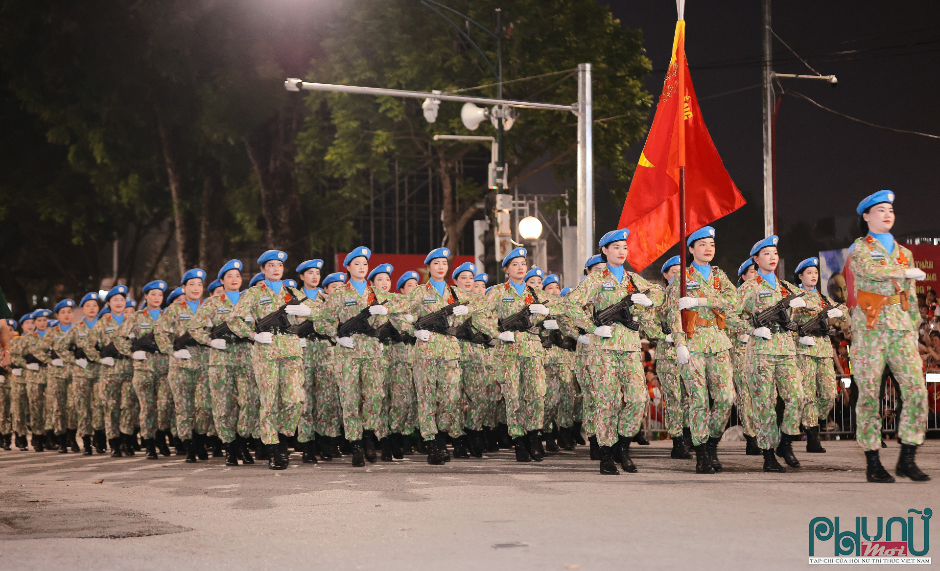 Đội hình nữ sĩ quan tham gia lực lượng gìn giữ hòa bình Liên Hợp Quốc là một trong những hình ảnh hiện đại và giàu ý nghĩa nhất. Họ khoác trên mình màu mũ nồi xanh, mang theo trách nhiệm quốc tế, thể hiện tầm vóc và uy tín ngày càng lớn của Việt Nam trên trường quốc tế.
