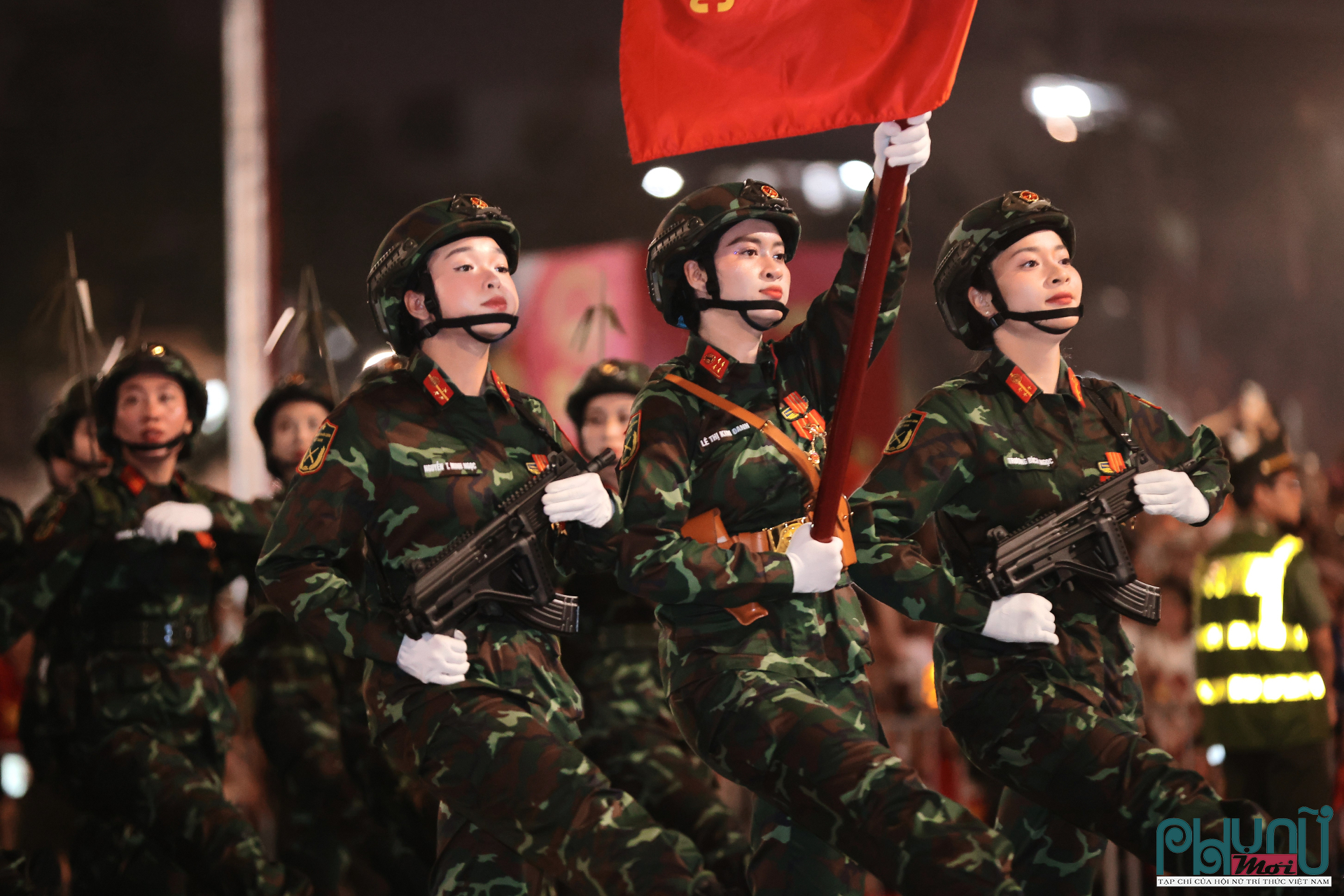 Trong bất cứ cuộc chiến nào, thông tin liên lạc đóng vai trò sống còn. Sự xuất hiện của khối nữ sĩ quan Thông tin là biểu tượng cho sự kết nối và trí tuệ. 