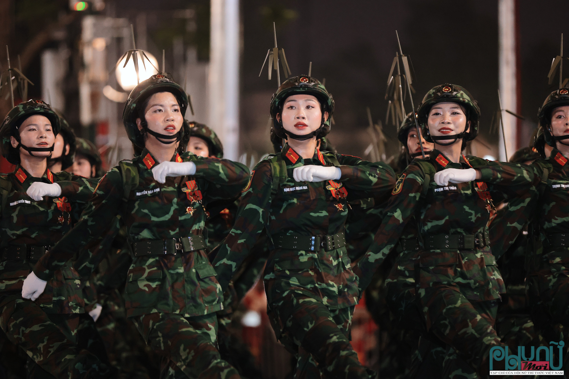Họ đại diện cho những người phụ nữ cầm máy điện thoại, kéo dây liên lạc dưới bom đạn, đảm bảo mệnh lệnh được truyền đi kịp thời, chính xác.