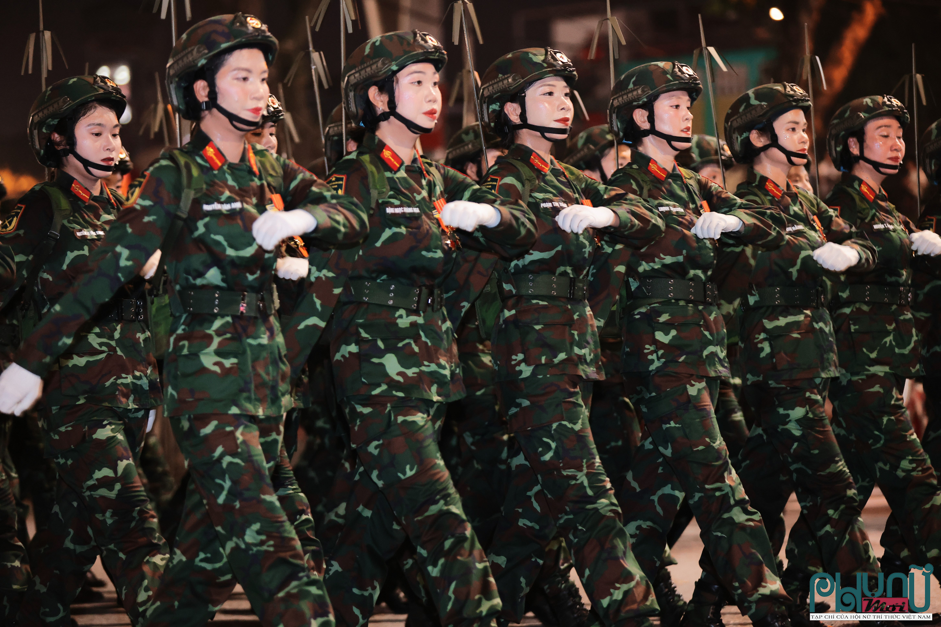 Trong bối cảnh hiện đại, đây cũng là hình ảnh của phụ nữ tham gia lĩnh vực công nghệ, viễn thông quân sự, minh chứng cho sự thích ứng nhanh nhạy của nữ giới trong thời đại số.