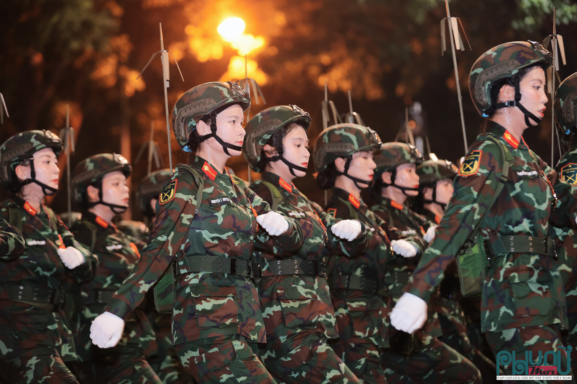 Khối nữ chiến sĩ thông tin - những bông hoa thép kiên cường của Quân đội nhân dân Việt Nam. Suốt 80 năm qua, Bộ đội Thông tin luôn đoàn kết, mưu trí, dũng cảm, vượt qua mọi khó khăn, giữ vững “Mạch máu thông tin liên lạc”, lập nên nhiều chiến công xuất sắc. Là lực lượng được ưu tiên xây dựng hiện đại, Bộ đội Thông tin quyết tâm bảo đảm thông tin liên lạc “kịp thời - chính xác - bí mật - an toàn”, đáp ứng yêu cầu nhiệm vụ trong tình hình mới.
