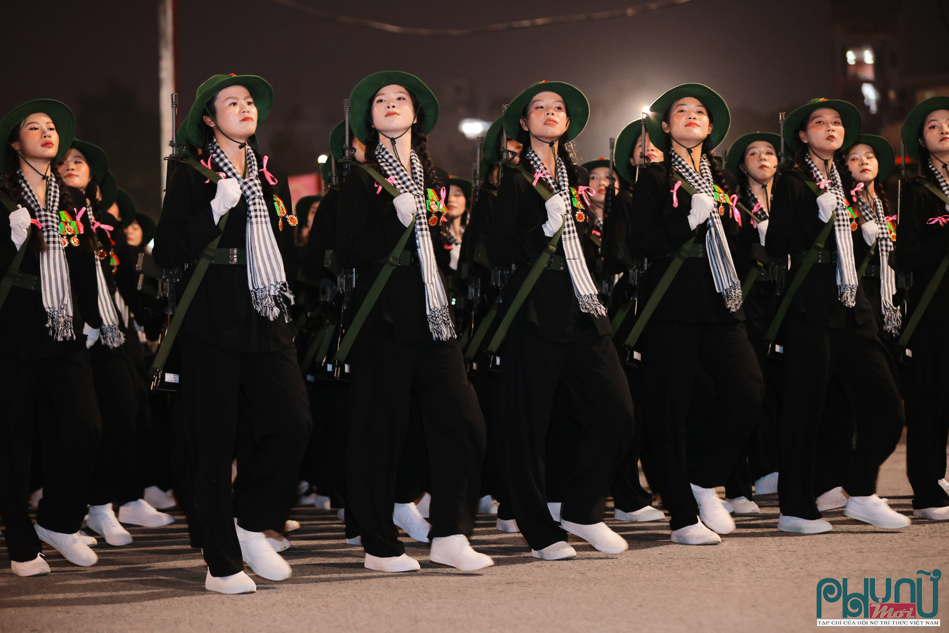 Khi bước đi trong hàng ngũ diễu binh, họ không chỉ tái hiện lịch sử mà còn truyền đi thông điệp về sức mạnh của người phụ nữ bình dị nhưng kiên cường, đã góp phần quyết định vào thắng lợi của dân tộc.