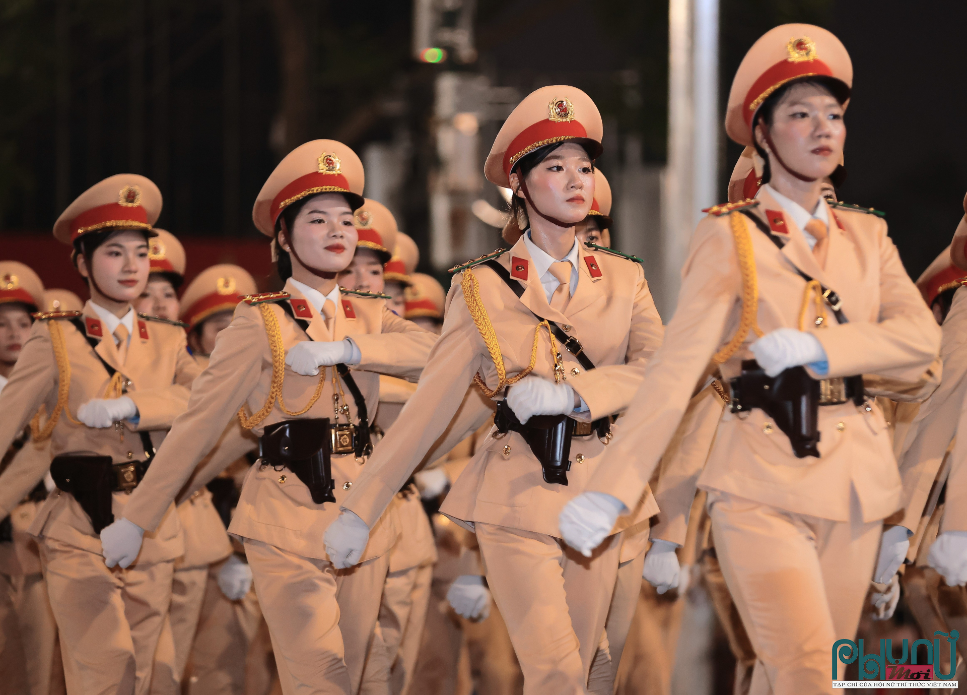 Sự hiện diện trong lễ diễu binh khẳng định vai trò quan trọng của phụ nữ trong lực lượng công an, đại diện cho sự kỷ cương, trách nhiệm và hình ảnh gần gũi của người chiến sĩ công an nhân dân.