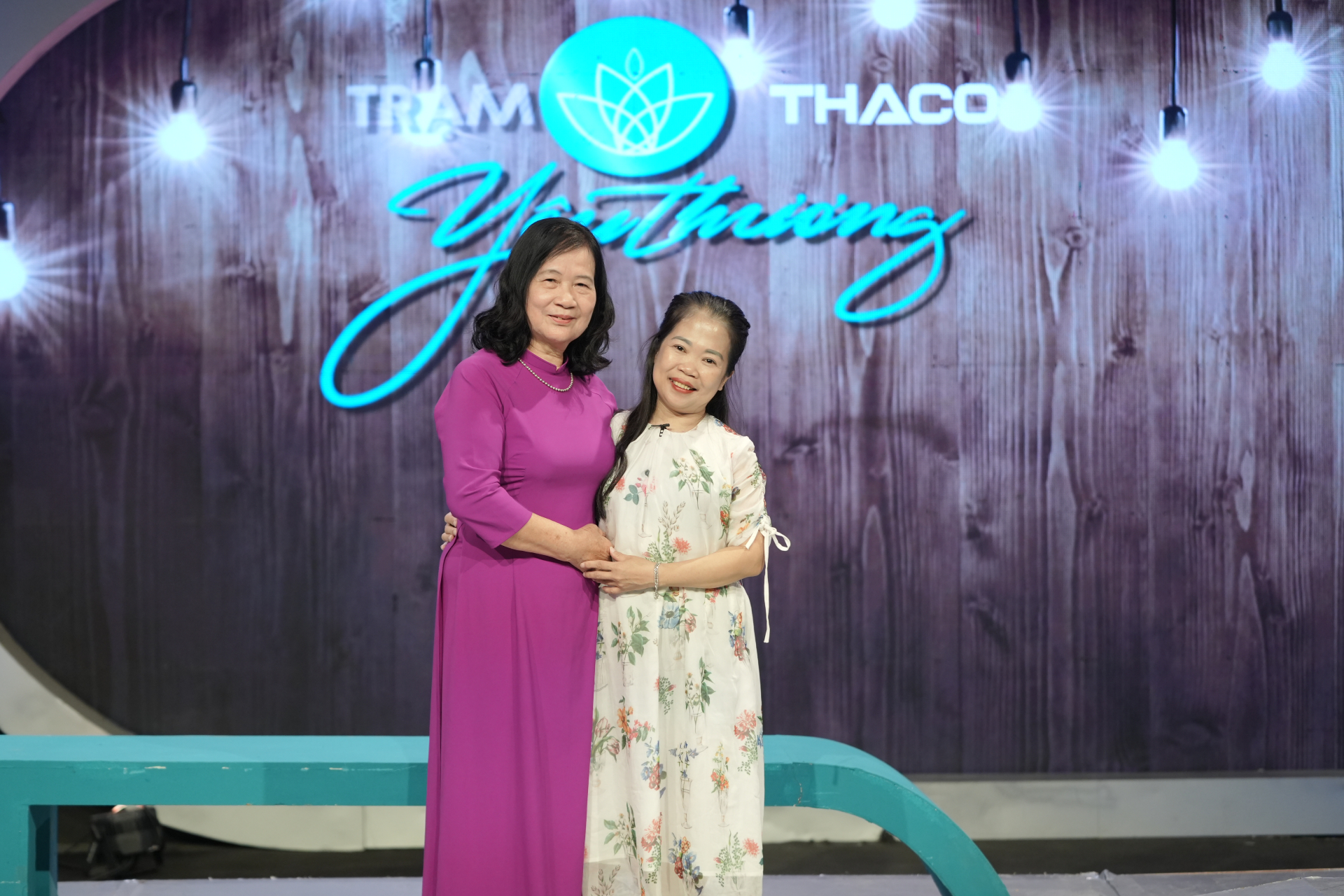 Chị Hứa Thị Hải Vân (Váy trăng) cùng mẹ là bà Đồng Thị Kim