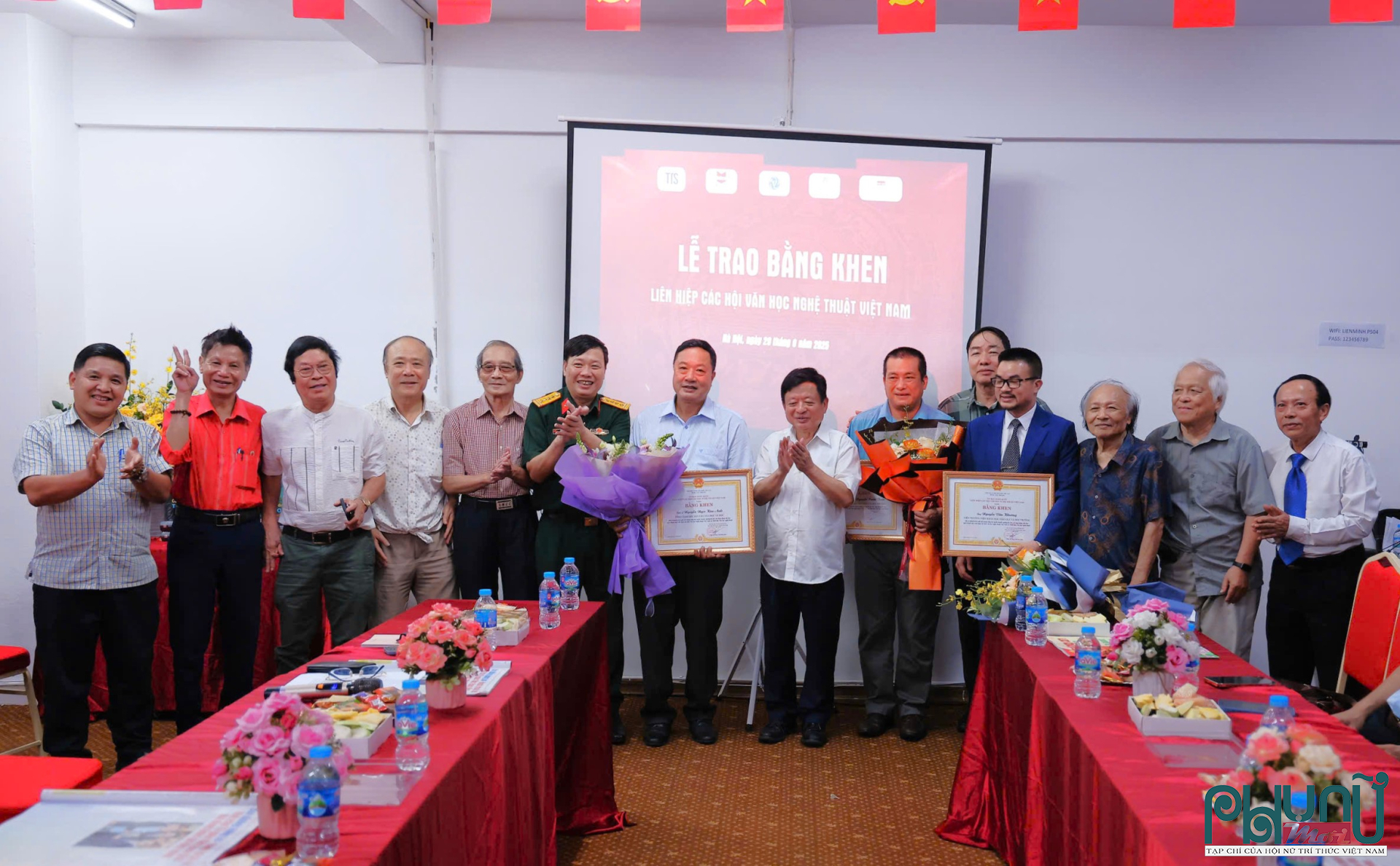 Các đại biểu chụp ảnh lưu niệm