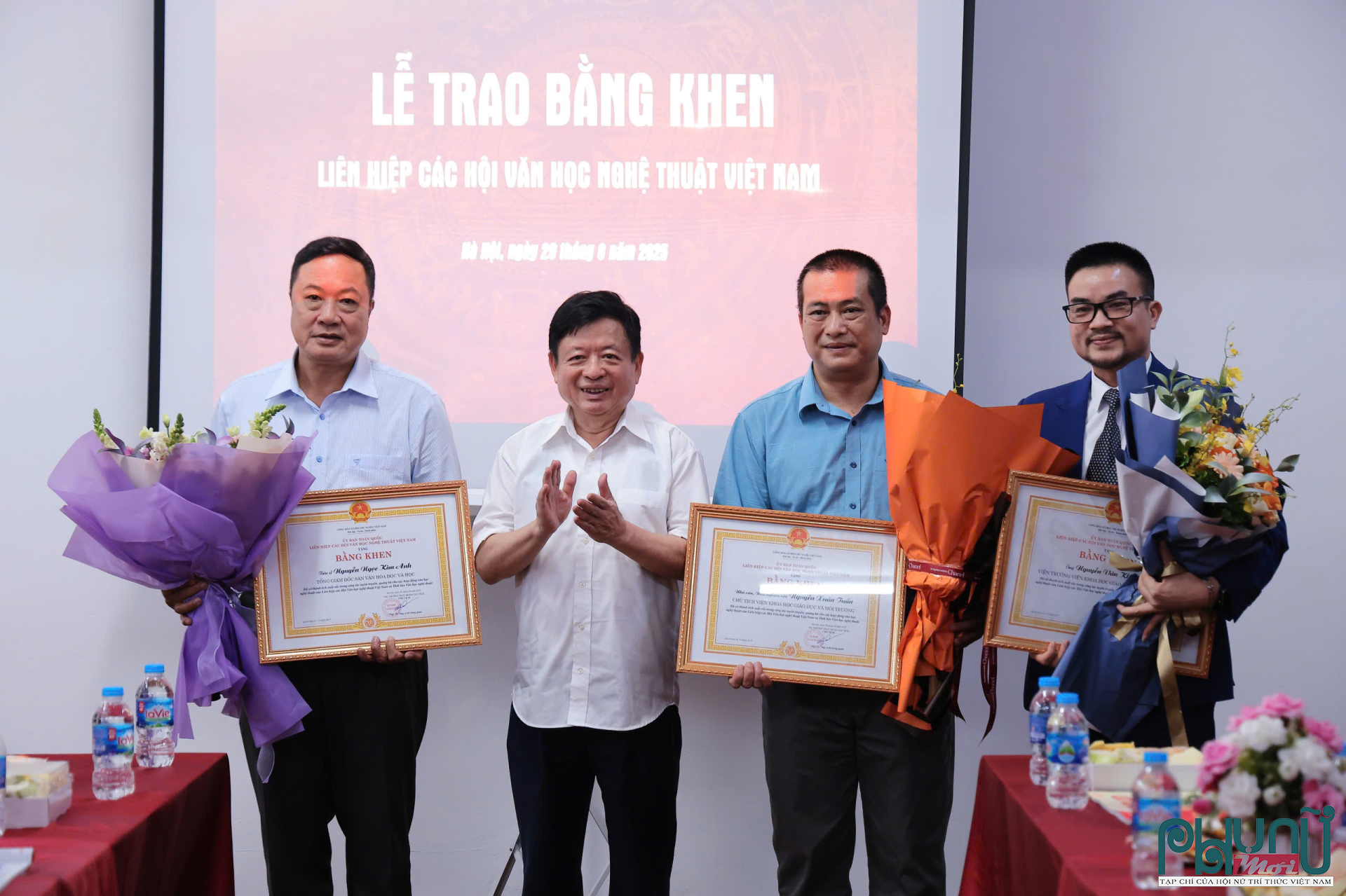 Nhạc sĩ Đỗ Hồng Quân - Chủ tịch Liên hiệp các Hội Văn học nghệ thuật Việt Nam trao bằng khen tới các cá nhân