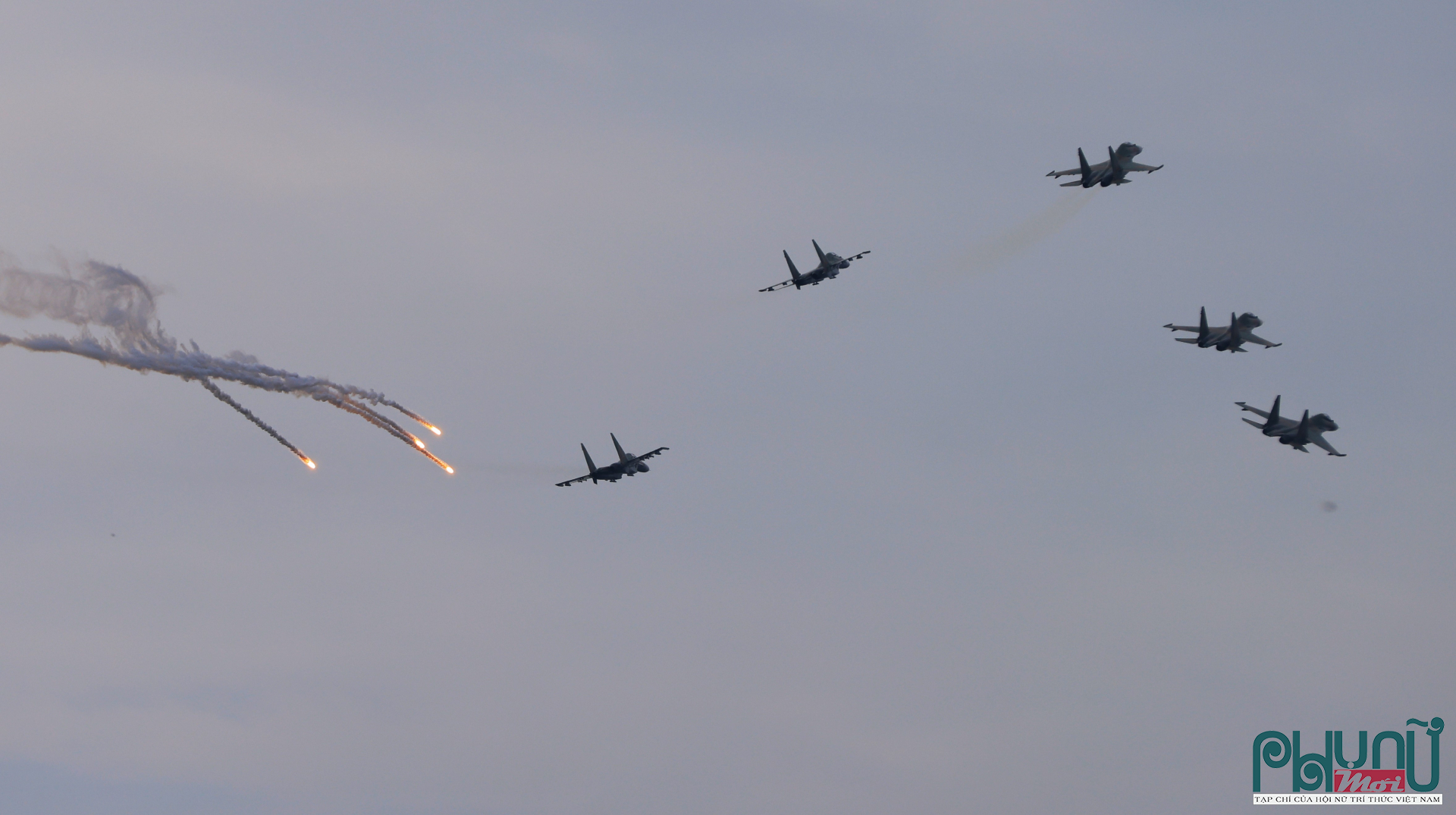 Đội hình SU-30MK2 trình diễn màn thả bẫy nhiệt rực sáng giữa bầu trời Thủ đô.