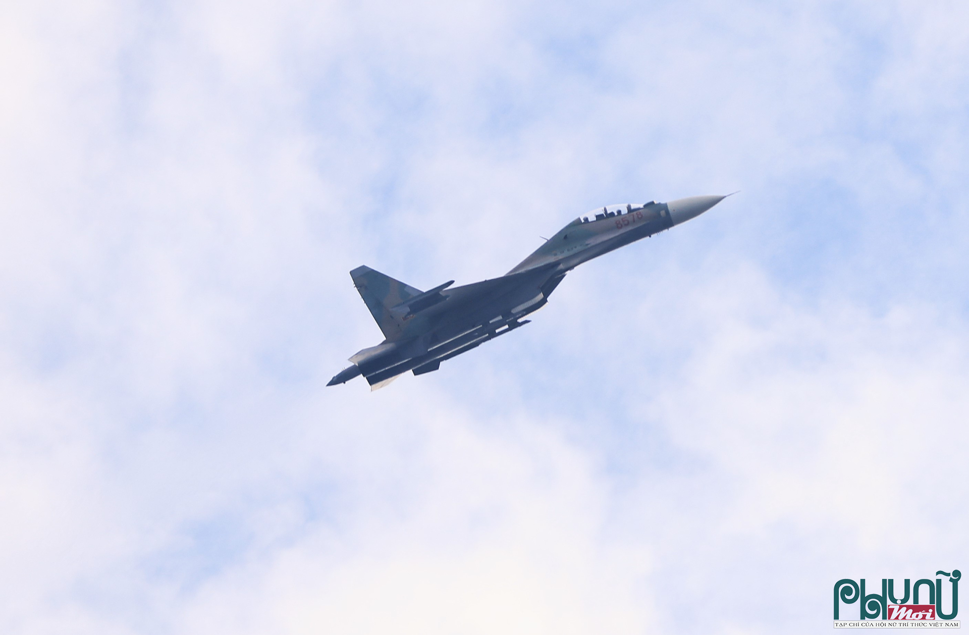 Với tốc độ và tiếng gầm vang đặc trưng, những chiếc Su-30MK2 lao vút trên bầu trời, để lại vệt khói mỏng như đường kẻ ngang qua nền trời xanh. Sự xuất hiện của chúng đã tạo nên cao trào cho toàn bộ màn bay mở màn.