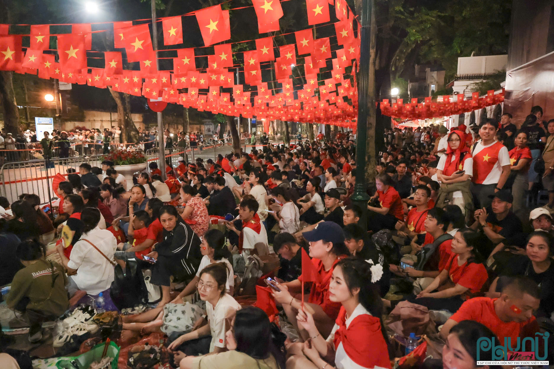 Trong không khí hân hoan của ngày hội lớn, hàng vạn người dân từ khắp mọi miền Tổ quốc đã đổ về các tuyến phố trung tâm Hà Nội, thức thâu đêm với niềm háo hức được chứng kiến màn trình diễn khí tài quân sự hiện đại của Quân đội nhân dân Việt Nam.