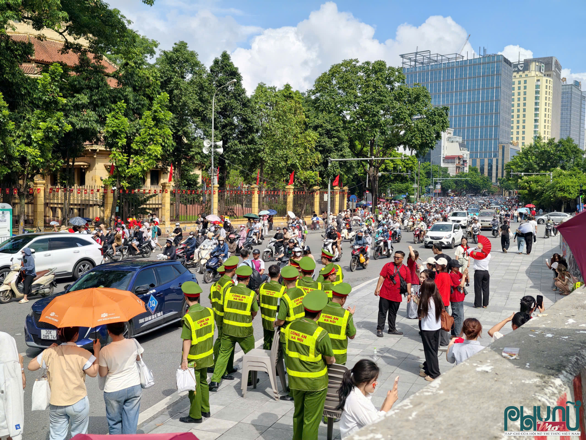 Người dân Hà Nội xuống đường tiễn quân nhân Việt Nam và quốc tế, hình ảnh đẹp của tình hữu nghị