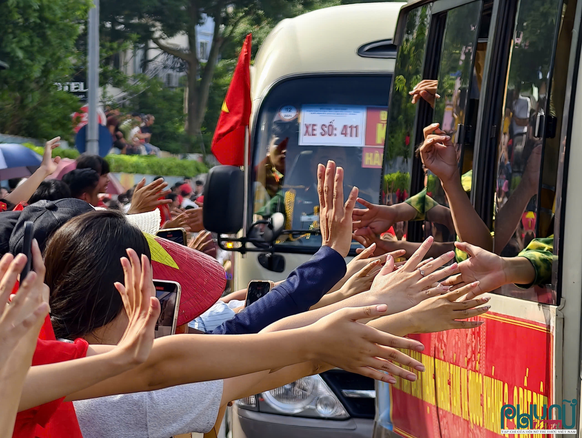 Người dân Hà Nội xuống đường tiễn quân nhân Việt Nam và quốc tế, hình ảnh đẹp của tình hữu nghị