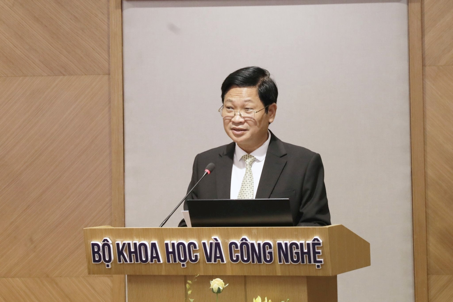 Cục trưởng Cục Công nghiệp Công nghệ Thông tin Nguyễn Khắc Lịch thông tin về Giải thưởng “Sản phẩm công nghệ số Make in Viet Nam” năm 2025. Ảnh: T. Tâm