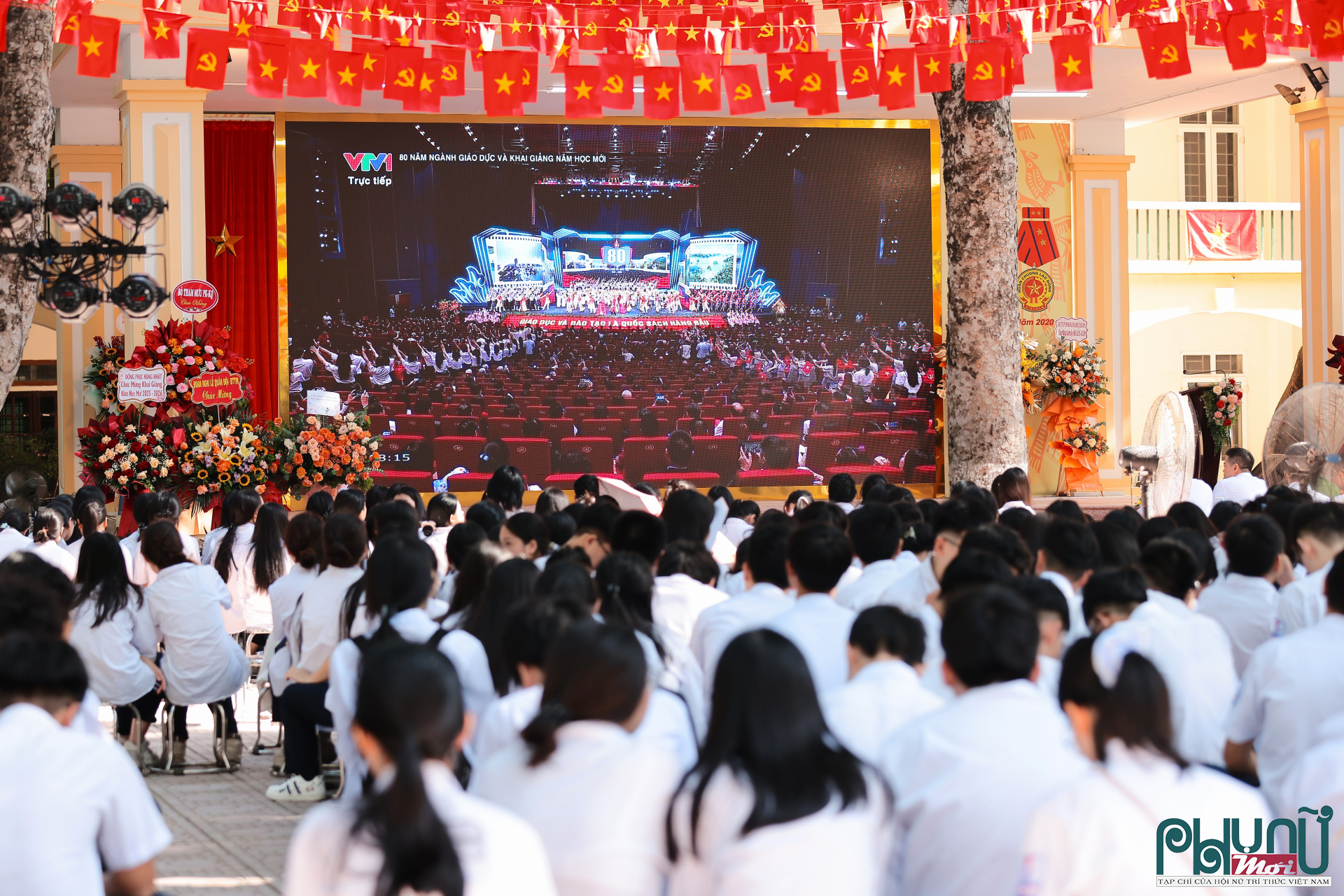 Học sinh cùng giáo viên trường THPT Quang Trung (Đống Đa, Hà Nội) xem trực tiếp 80 năm ngành giáo dục và khai giảng năm học mới.
