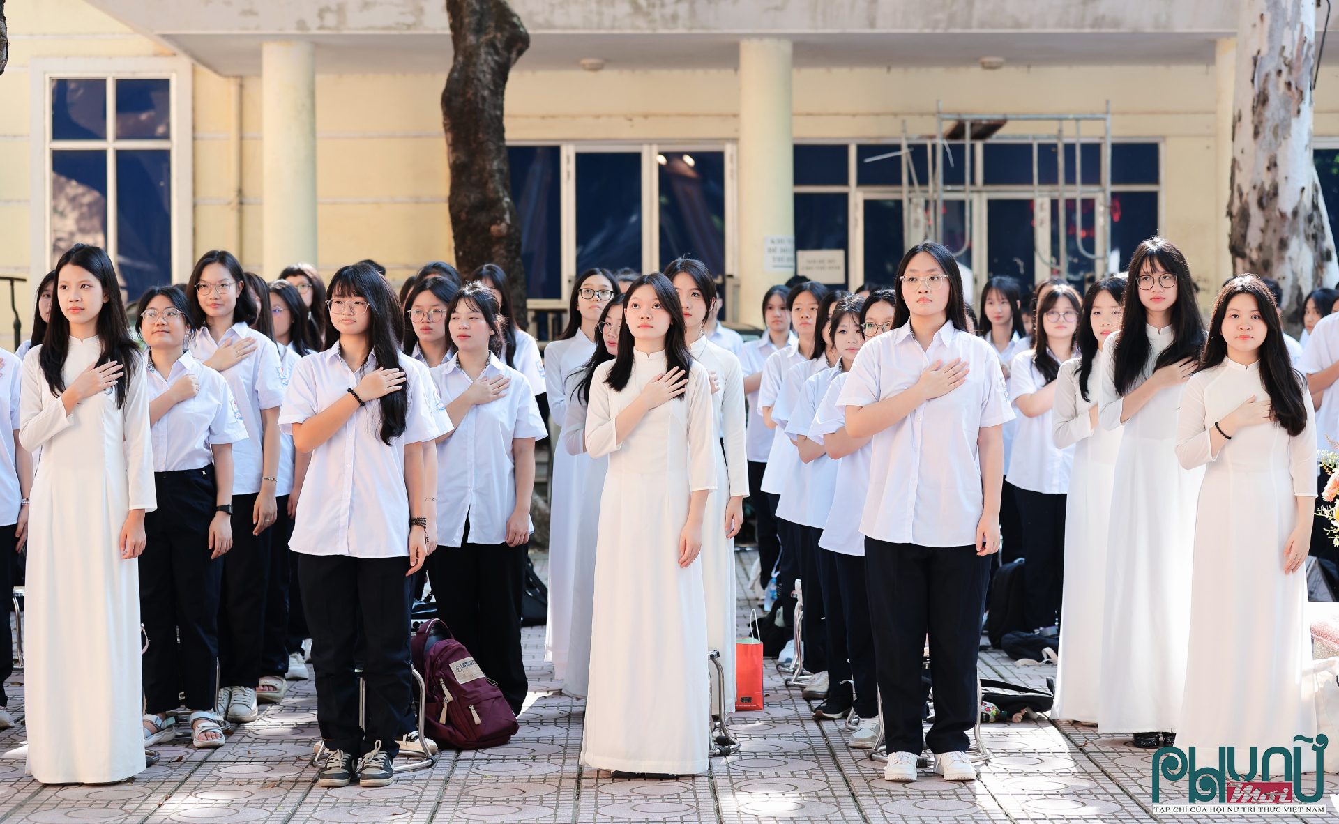 Toàn thể học sinh trường THPT Quang Trung (Đống Đa, Hà Nội) chào cờ hát Quốc ca