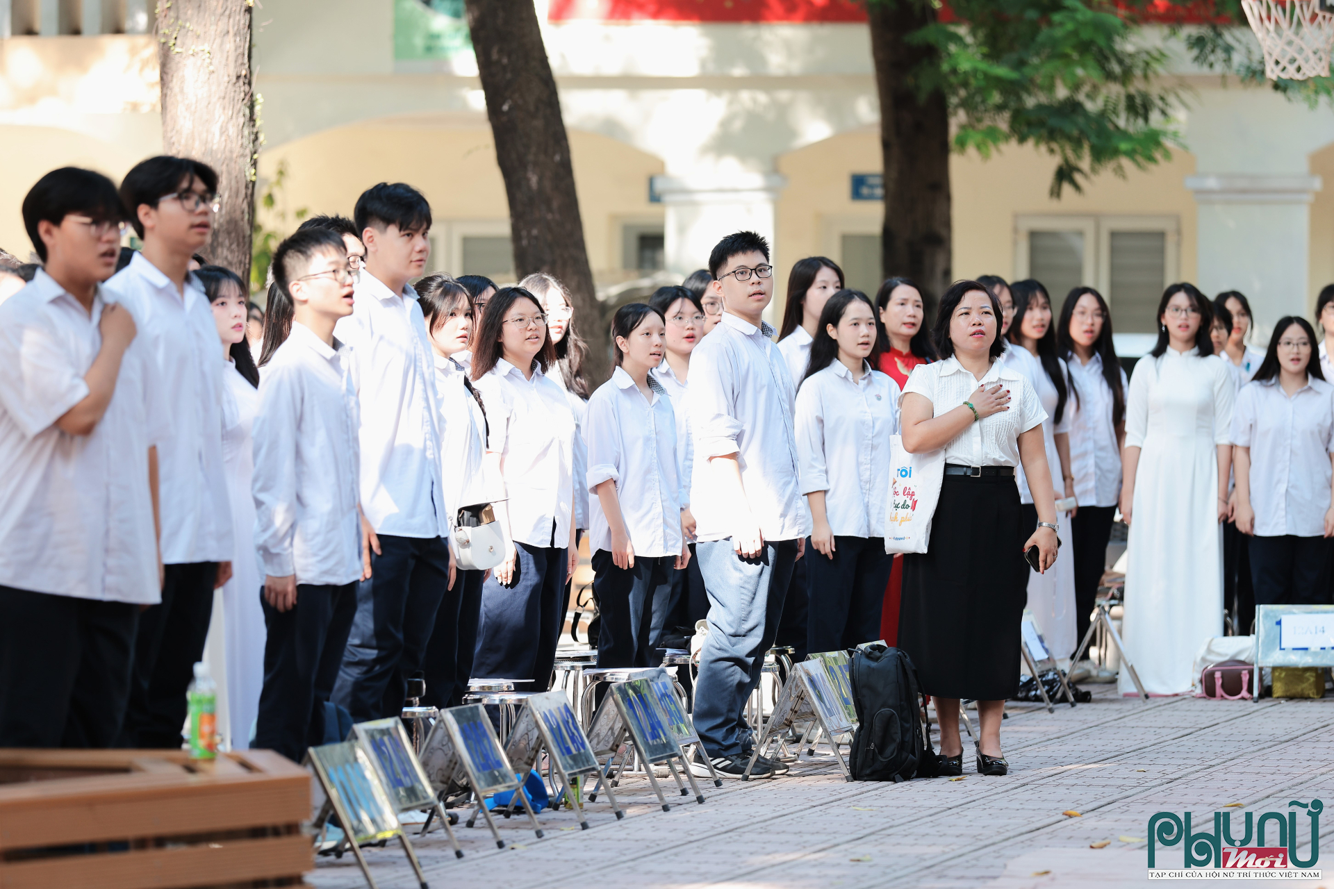 Phụ huynh cùng với học sinh trường THPT Quang Trung (Đống Đa, Hà Nội) đứng dậy chào cờ hát Quốc ca