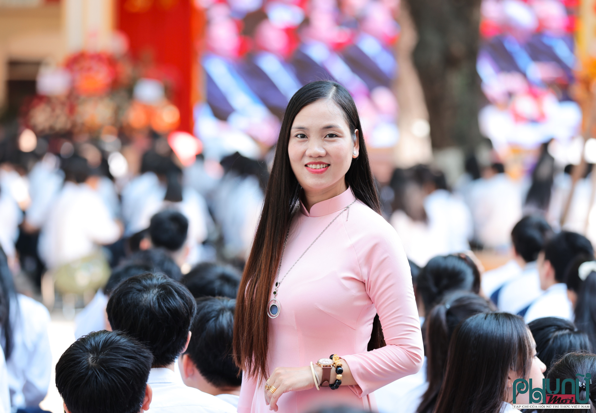 Giáo viên chủ nhiệm lớp 11A15 vui tươi trong lễ khai giảng năm học mới trường THPT Quang Trung (Đống Đa, Hà Nội) 
