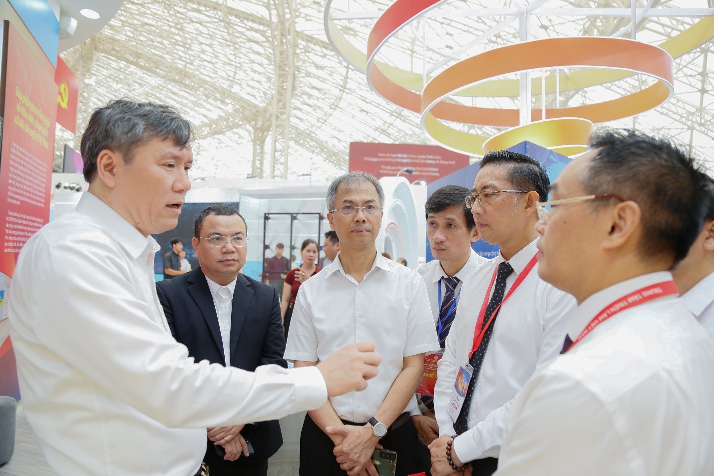 GS.TS. Lê Văn Lợi, Chủ tịch Viện Hàn lâm chỉ đạo các hoạt động tại triển lãm và hậu triển lãm