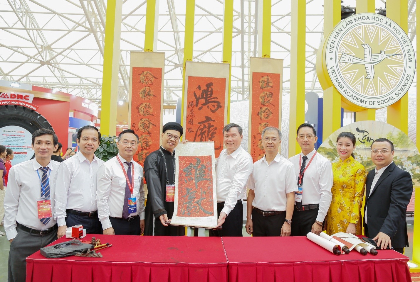 Trong khu vực trải nghiệm, GS.TS. Lê Văn Lợi tham gia hoạt động tặng chữ thư pháp, để lại dấu ấn trong bầu không khí đậm chất văn hóa truyền thống.