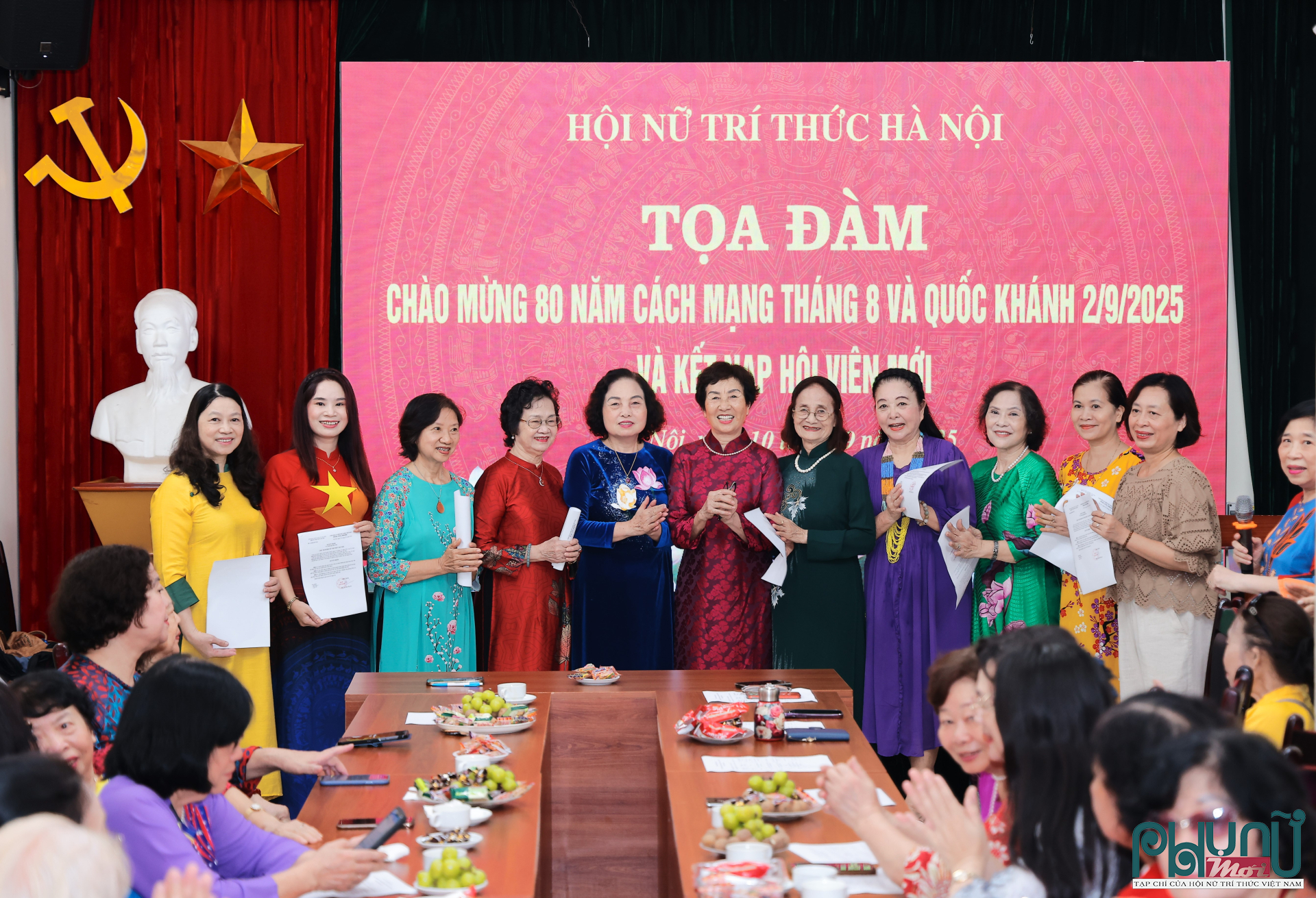 GS.TS Lê Thị Hợp,Chủ tịch Hội Nữ trí thức Việt Nam và PGS.TS Bùi Thi An Chủ tịch Hội Nữ trí thức Hà Nội đã trao quyết định kết nạp, chúc mừng các hội viên mới gia nhập Hội. GS.TS Lê Thị Hợp khẳng định Hội Nữ trí thức Hà Nội đã làm được nhiều việc có ý nghĩa, có sức lan tỏa, truyền cảm hứng trong giới nữ trí thức và mong muốn Hội Nữ trí thức Hà Nội tiếp tục phát huy.