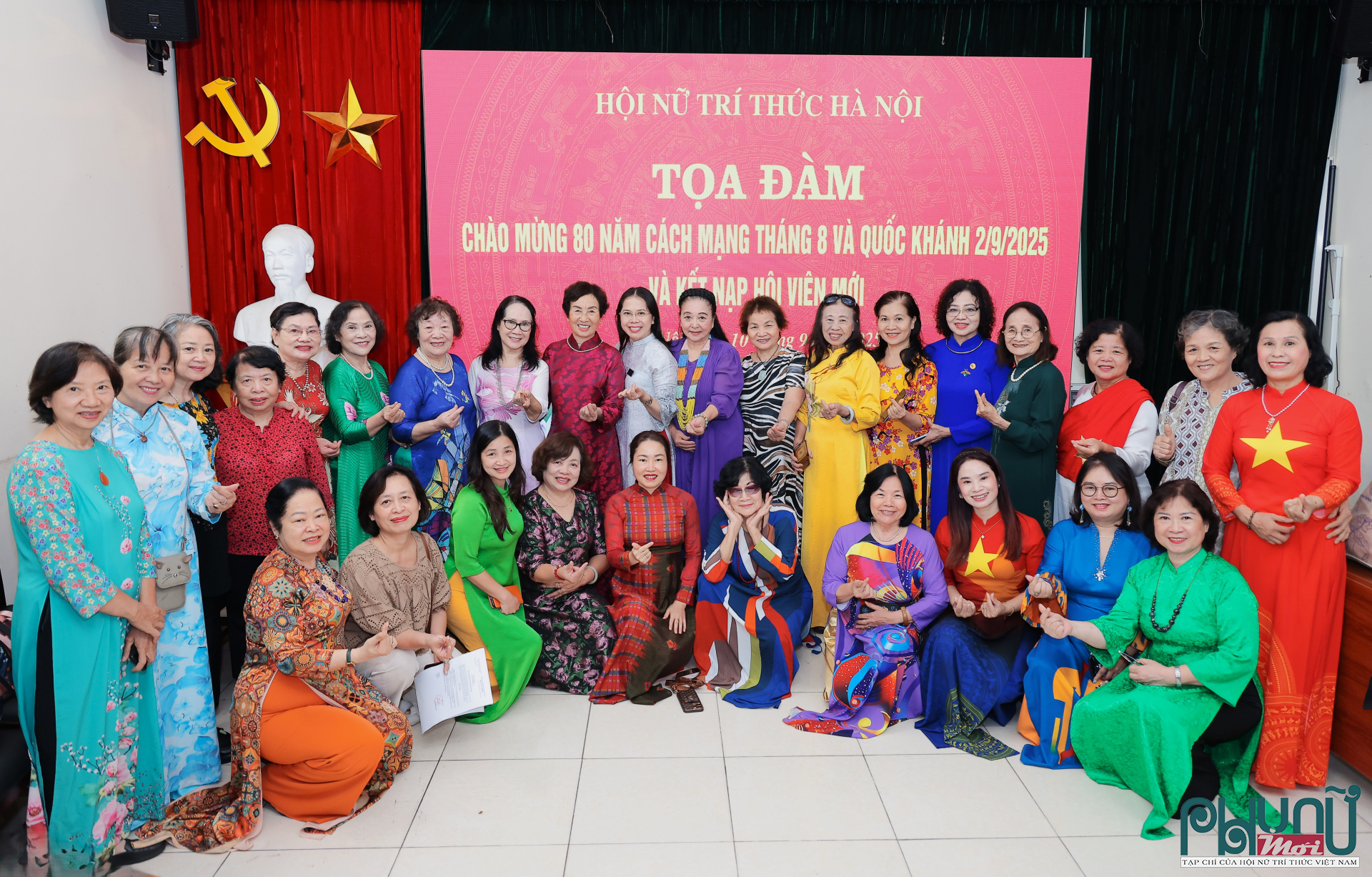 Các đại biểu chụp ảnh lưu niệm