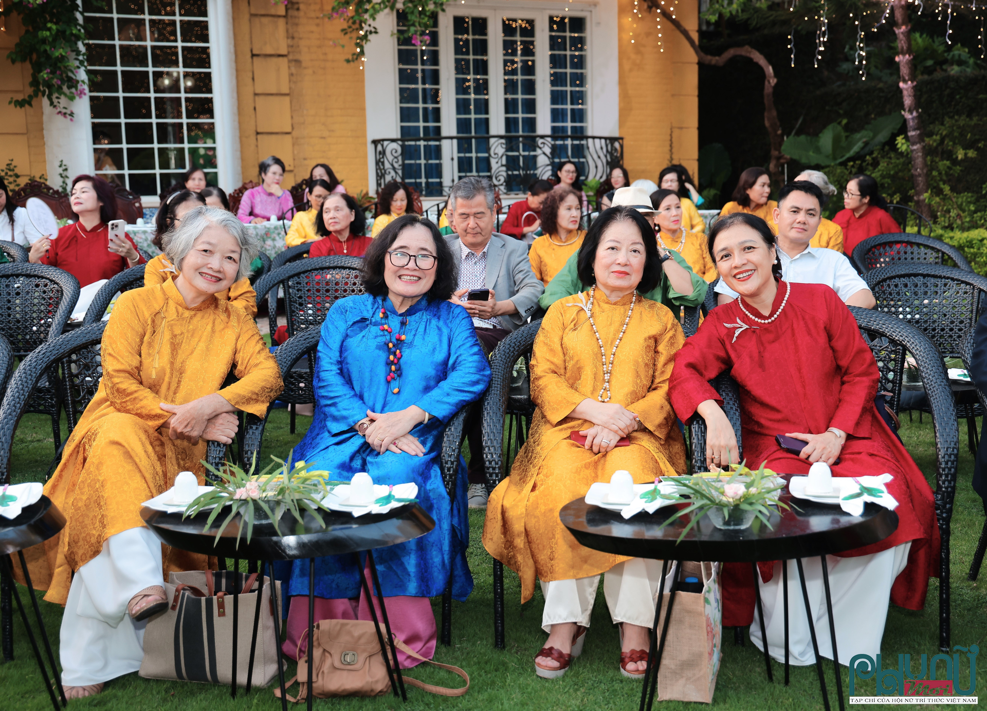 T.S Phạm Thị Mỵ, Phó Chủ tịch thường trực Hội Nữ trí thức Việt Nam (áo xanh, hàng đầu) tham dự sự kiện