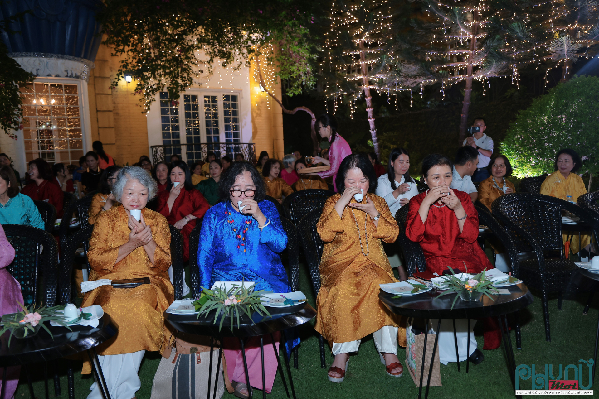 Các đại biểu thưởng trà, nghe Ca trù và ngắm bộ sưu tập áo dài docác người mẫu trình diễn.