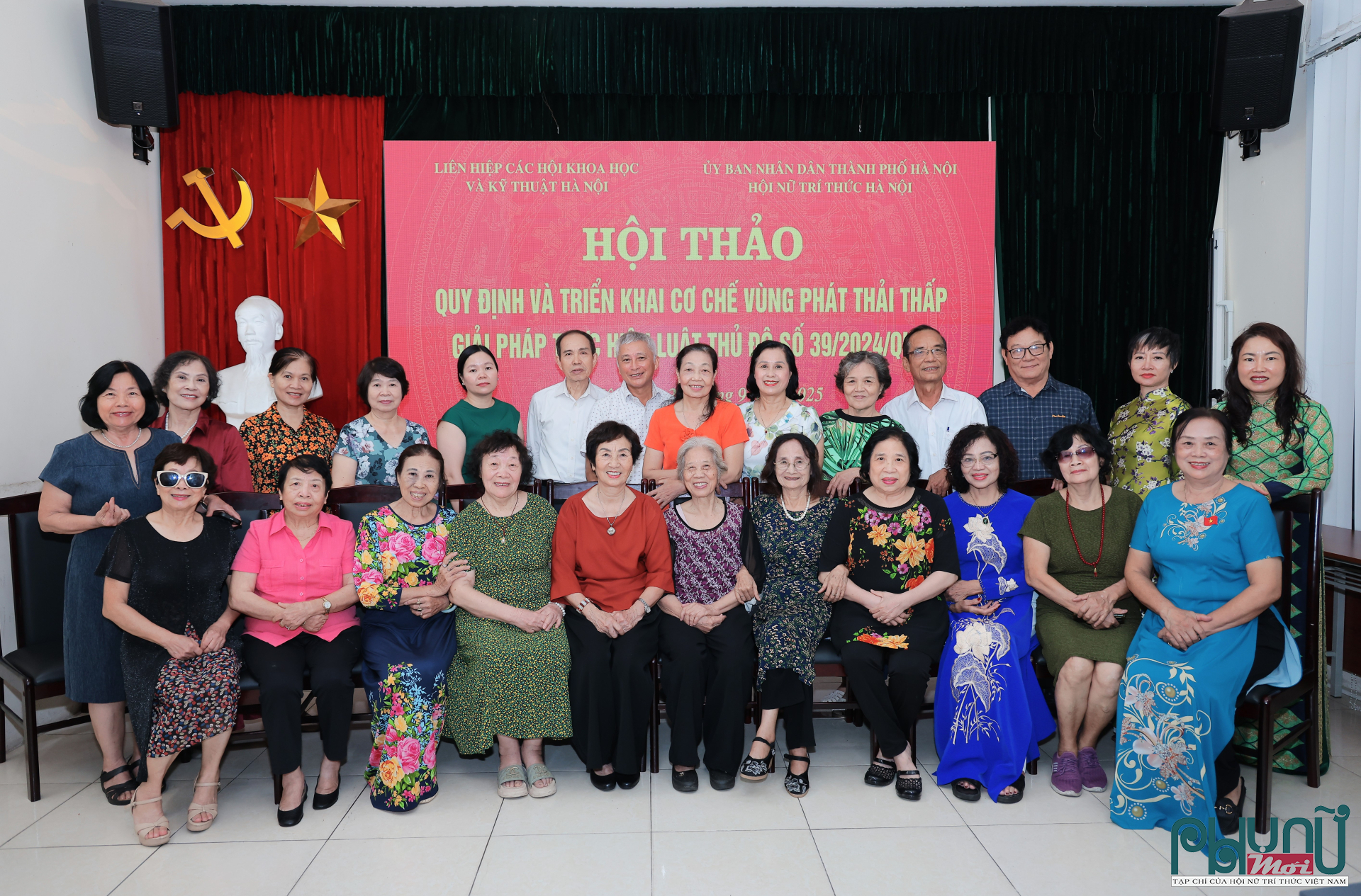 Các đại biểu chụp ảnh lưu niệm tại Hội thảo