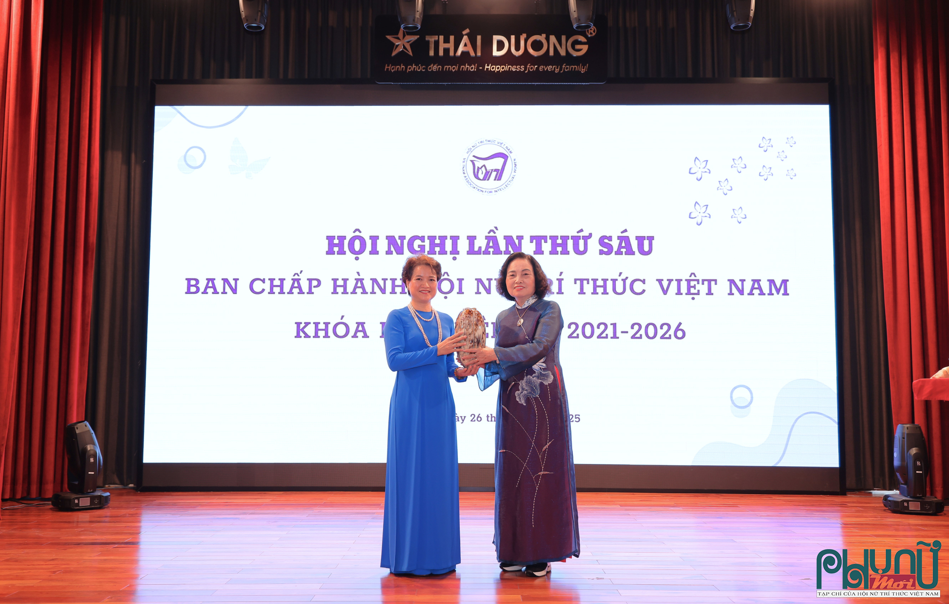 GS.TS. Lê Thị Hợp thay mặt Hội Nữ trí thức Việt Nam tặng quà cảm ơn ThS. Nguyễn Thị Hương Liên